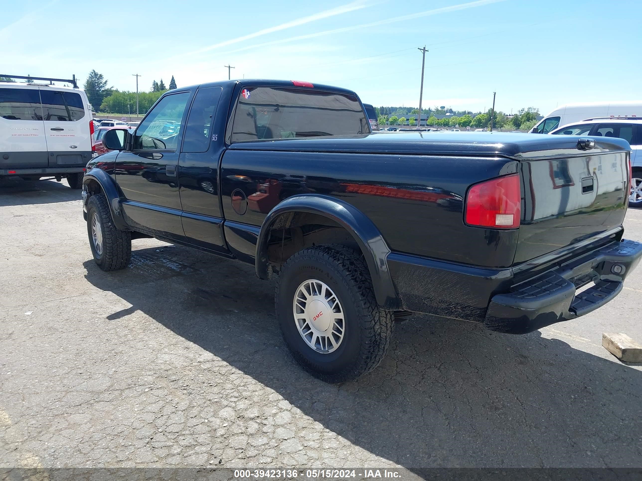 Photo 2 VIN: 1GTCT19W0Y8139611 - GMC SONOMA 