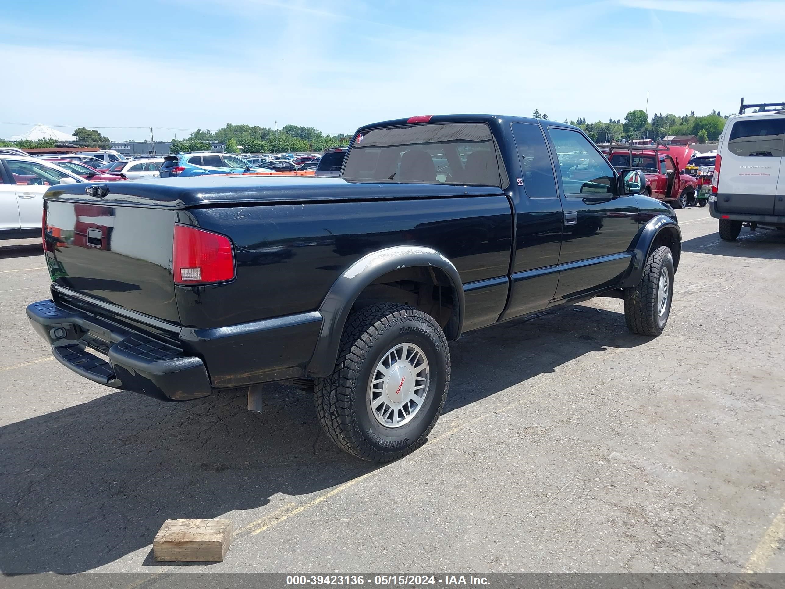 Photo 3 VIN: 1GTCT19W0Y8139611 - GMC SONOMA 