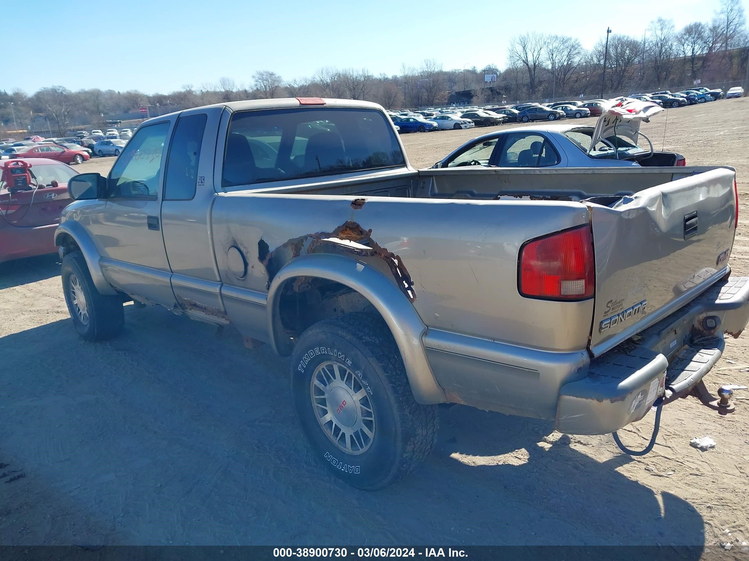 Photo 2 VIN: 1GTCT19W2X8534985 - GMC SONOMA 