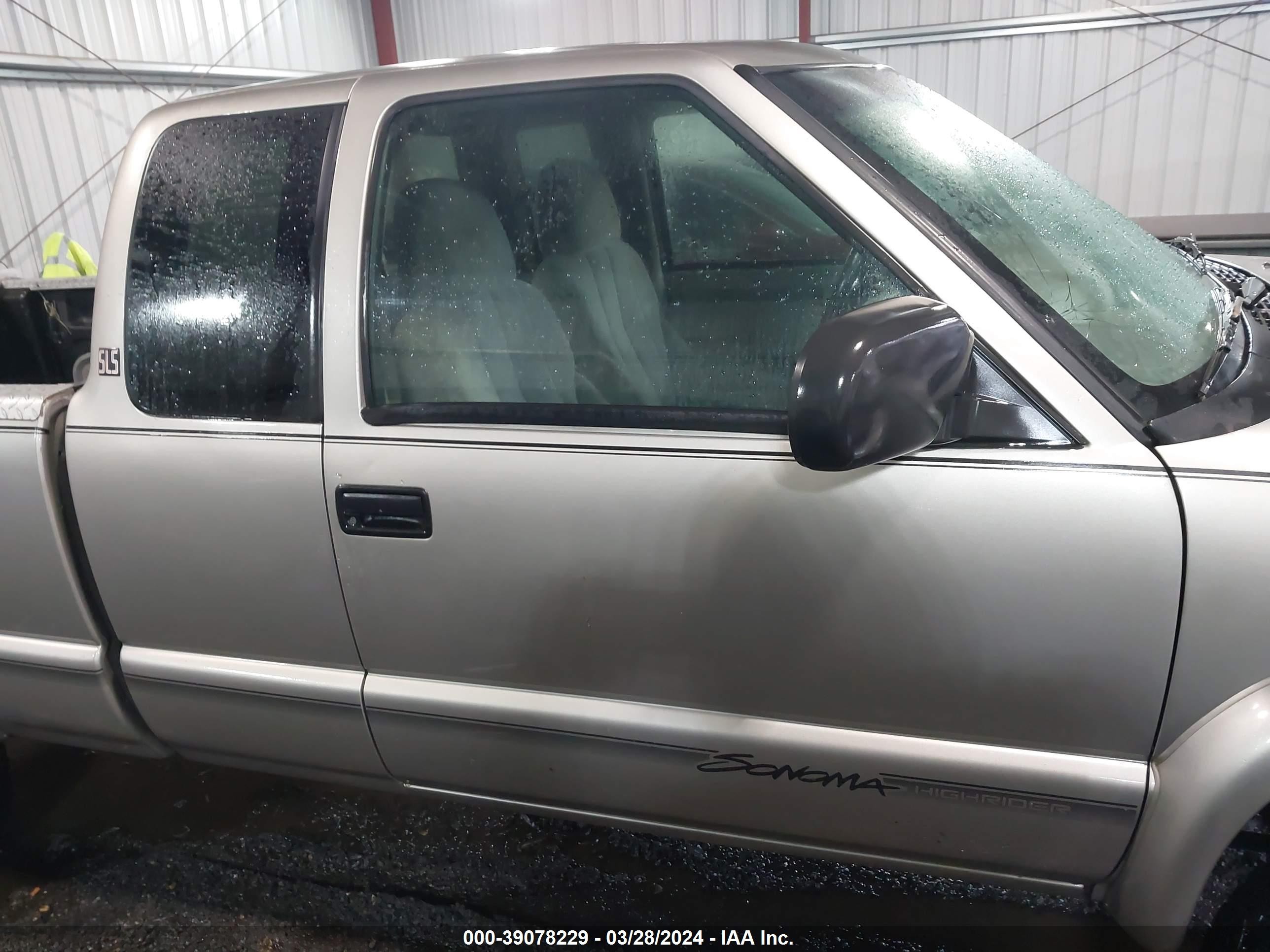 Photo 11 VIN: 1GTCT19W5X8501009 - GMC SONOMA 