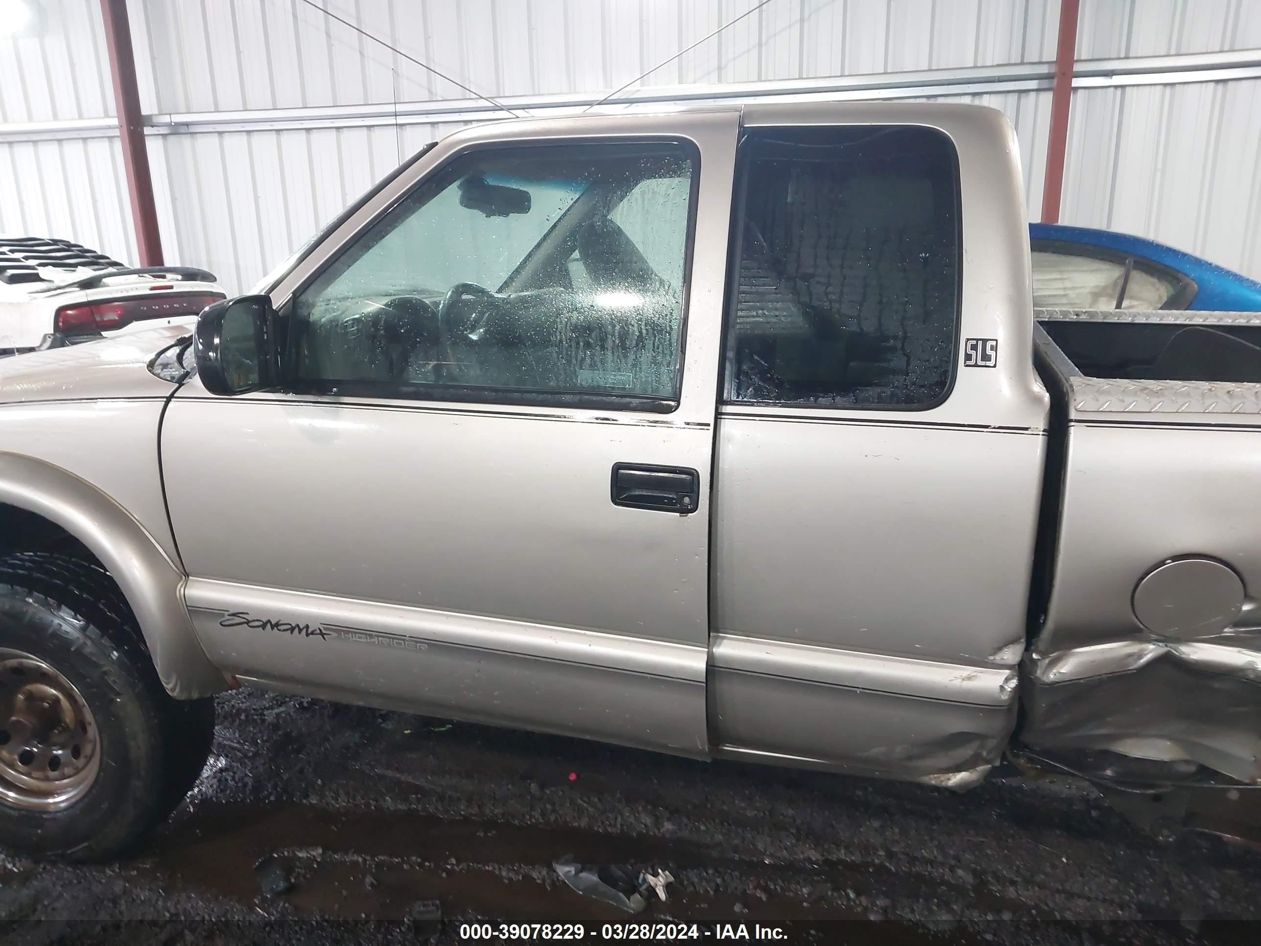 Photo 12 VIN: 1GTCT19W5X8501009 - GMC SONOMA 