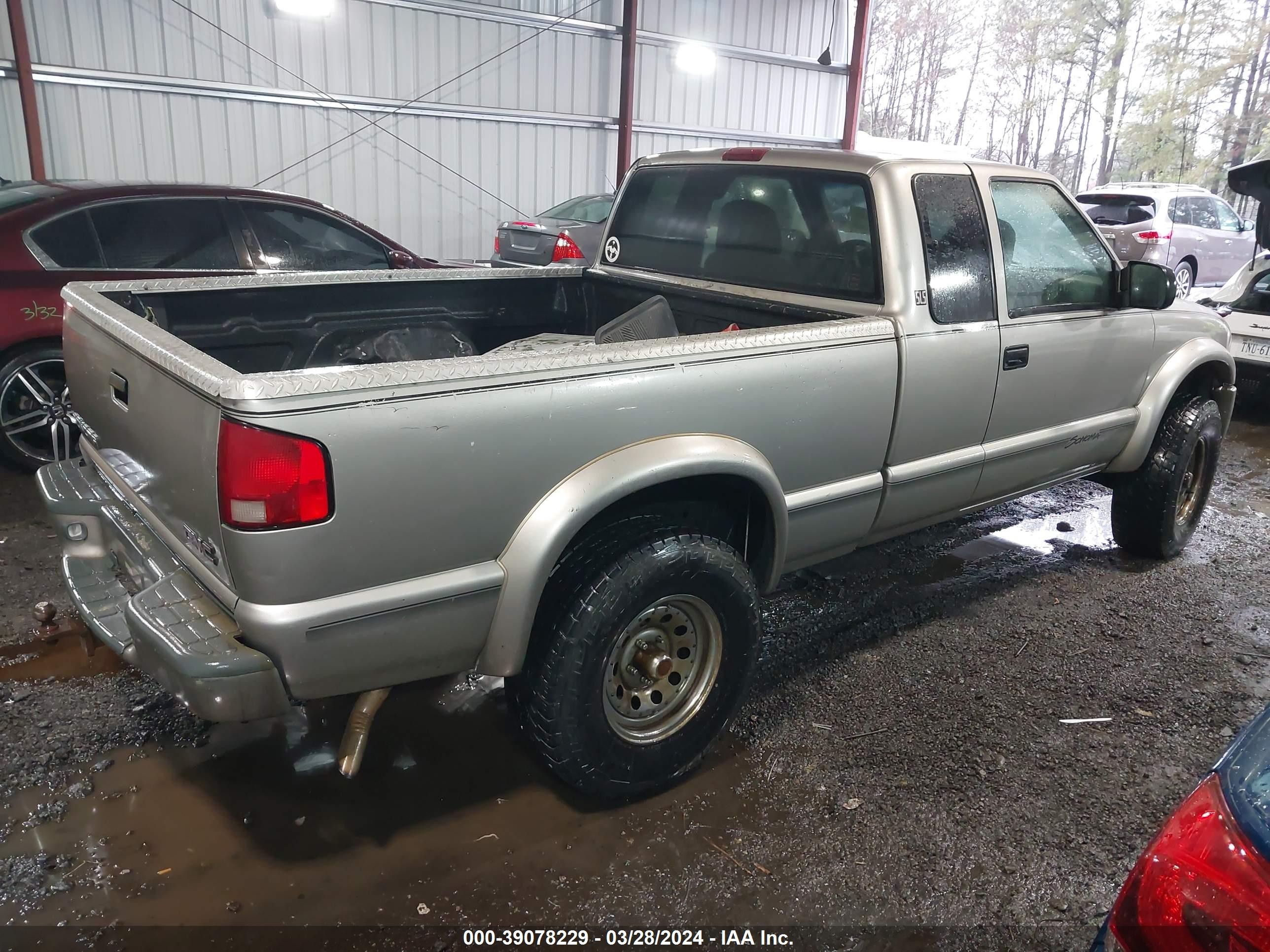 Photo 3 VIN: 1GTCT19W5X8501009 - GMC SONOMA 