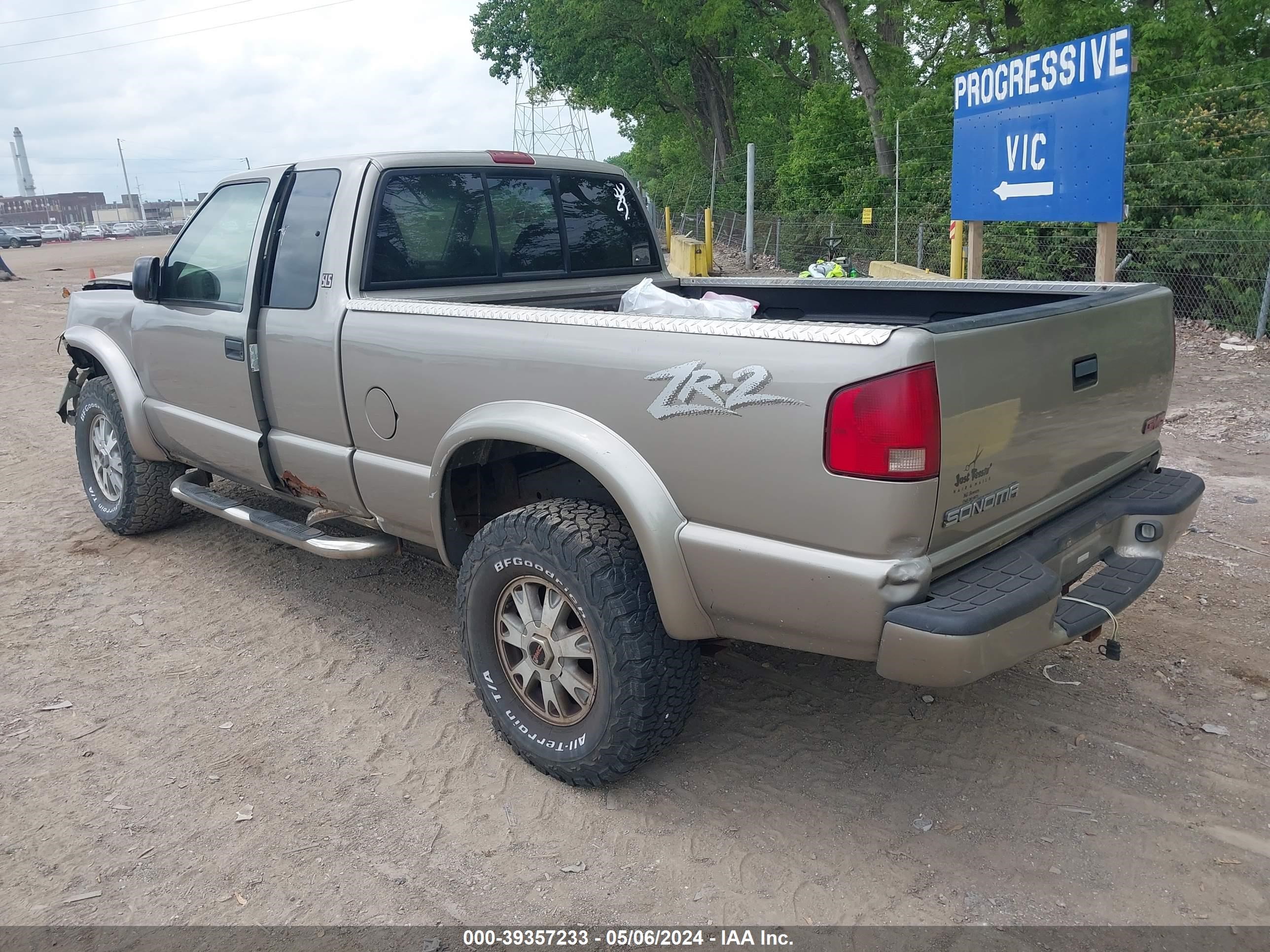 Photo 2 VIN: 1GTCT19W628202833 - GMC SONOMA 