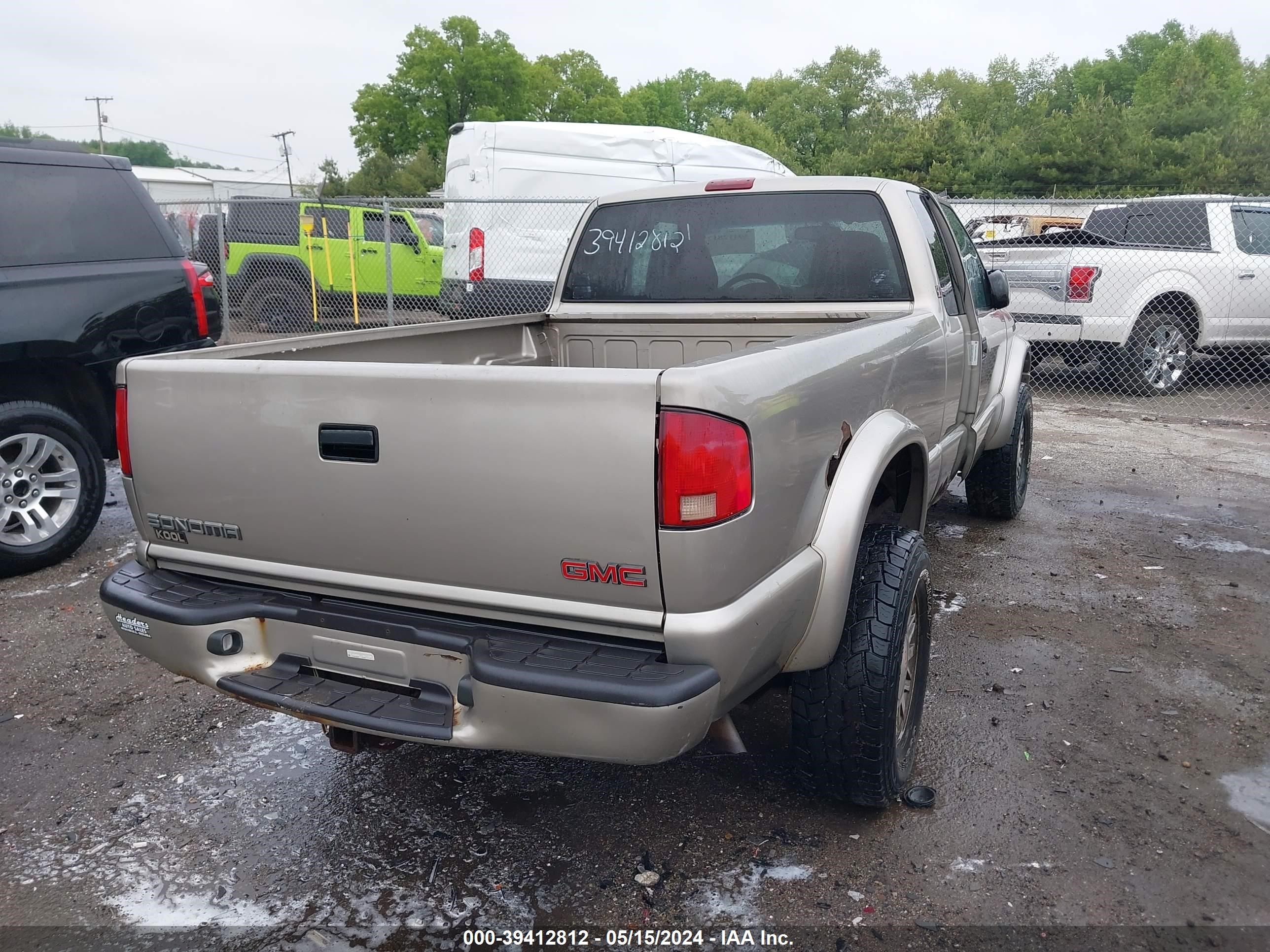 Photo 3 VIN: 1GTCT19W9Y8256636 - GMC SONOMA 