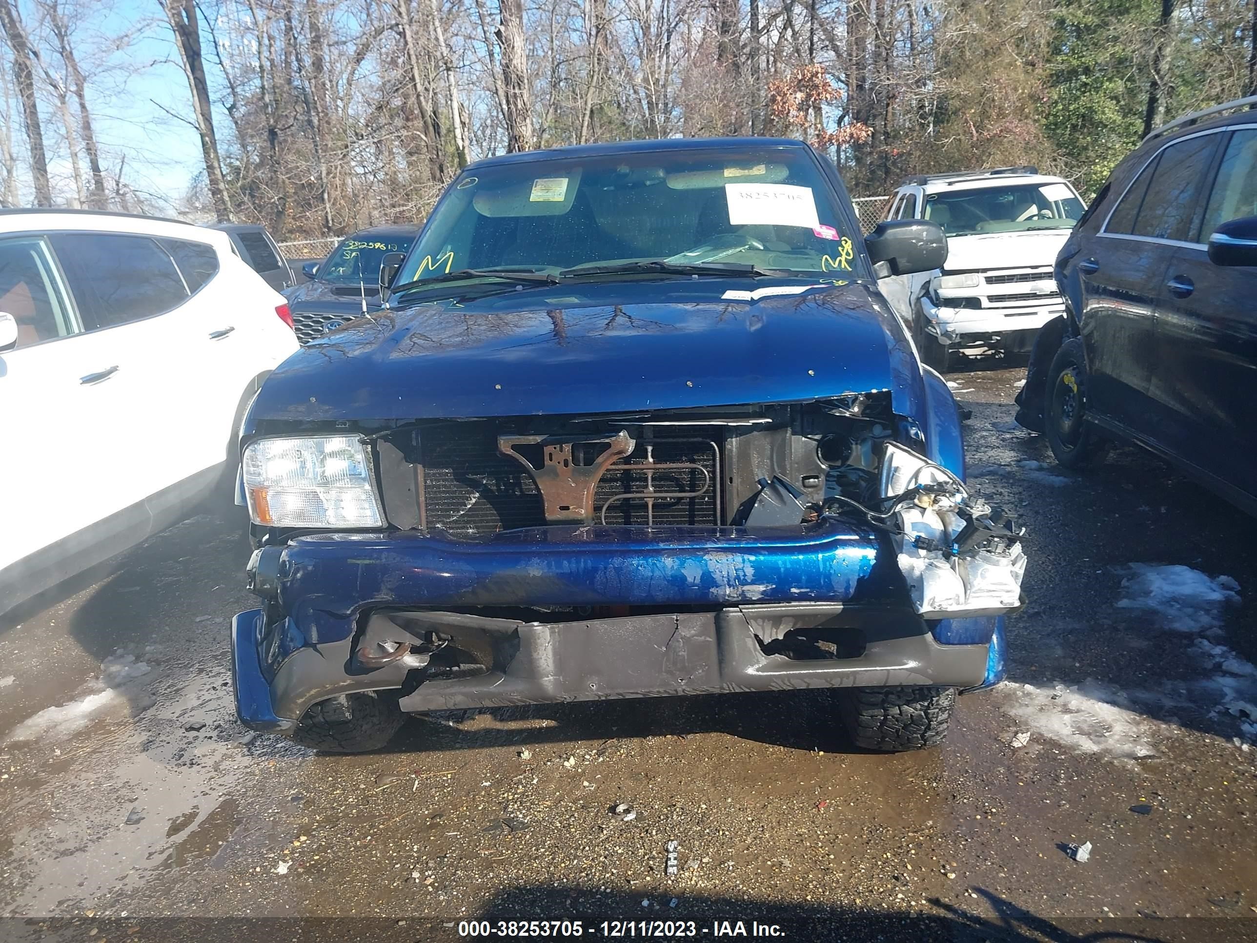 Photo 11 VIN: 1GTCT19X138265011 - GMC SONOMA 