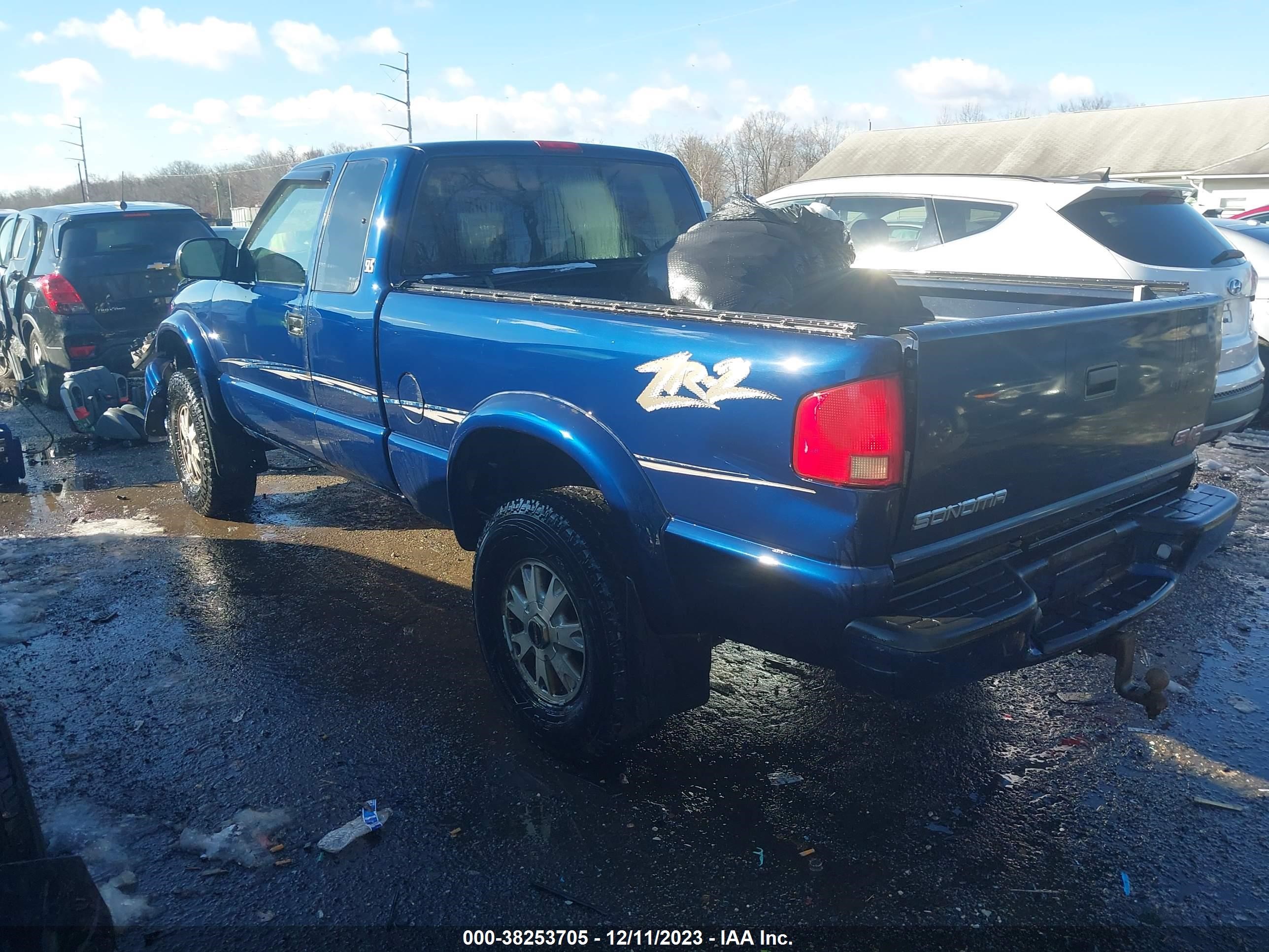 Photo 2 VIN: 1GTCT19X138265011 - GMC SONOMA 