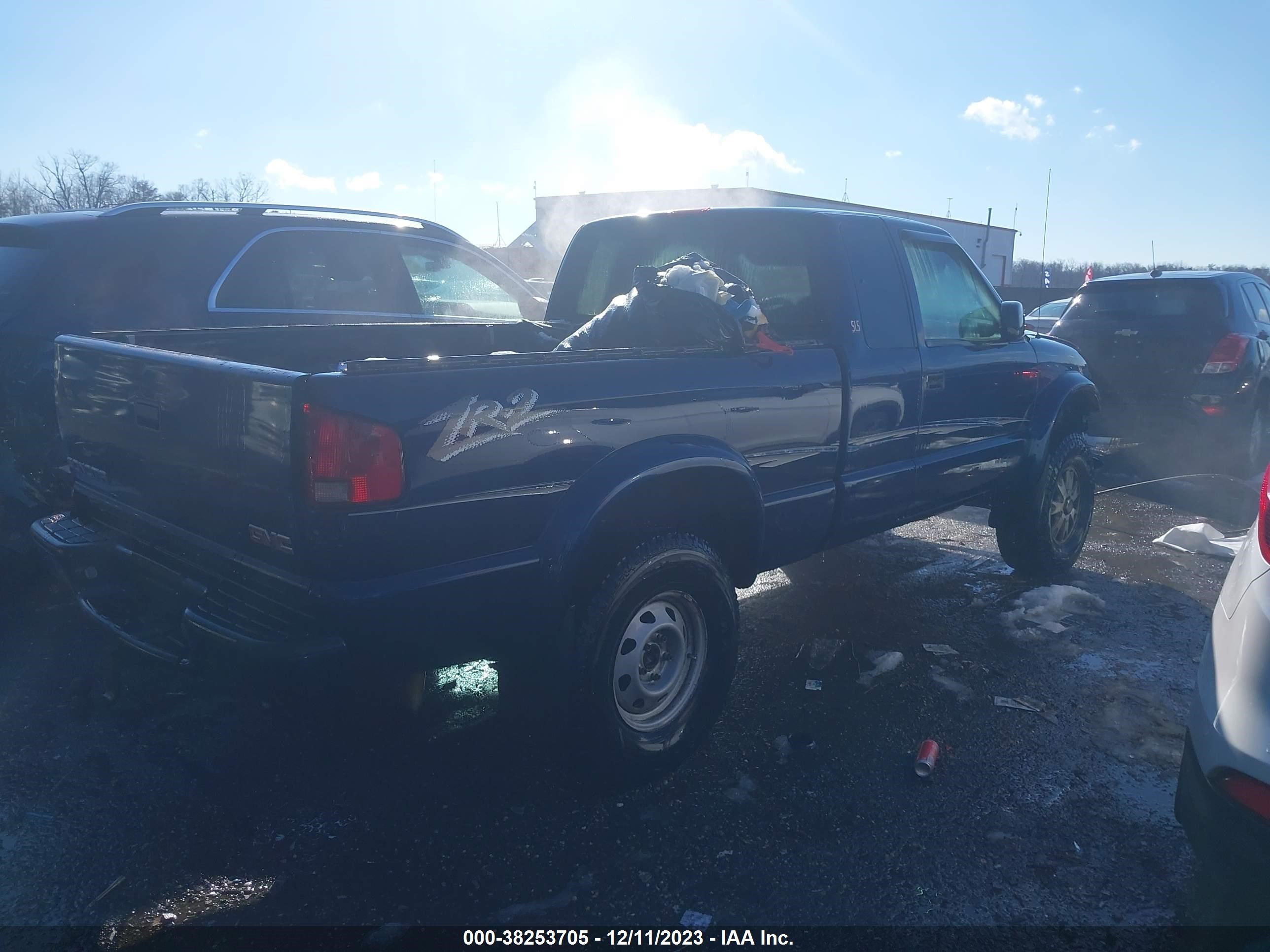 Photo 3 VIN: 1GTCT19X138265011 - GMC SONOMA 