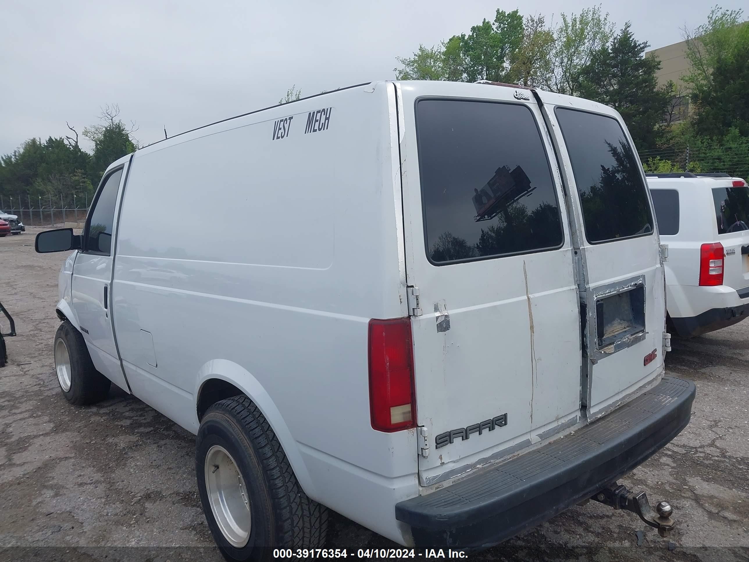 Photo 2 VIN: 1GTDM19X02B504275 - GMC SAFARI 