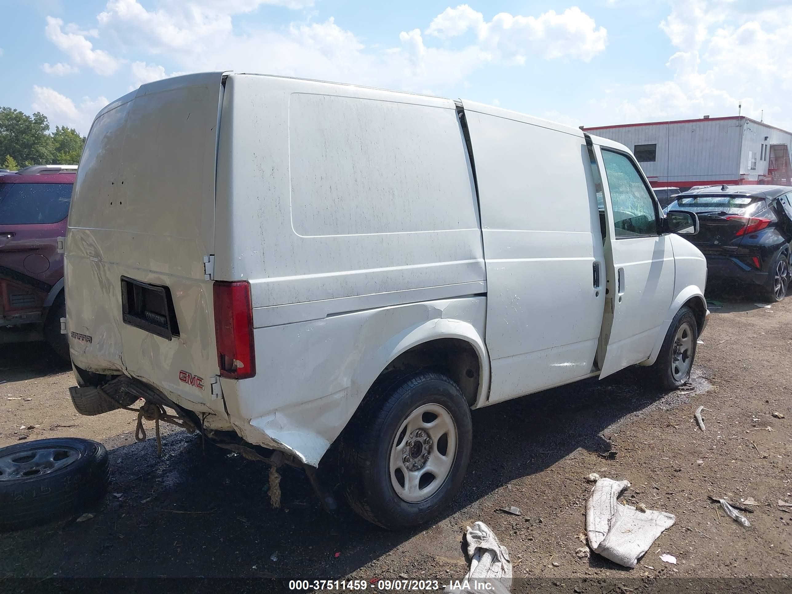 Photo 3 VIN: 1GTDM19XX4B507798 - GMC SAFARI 