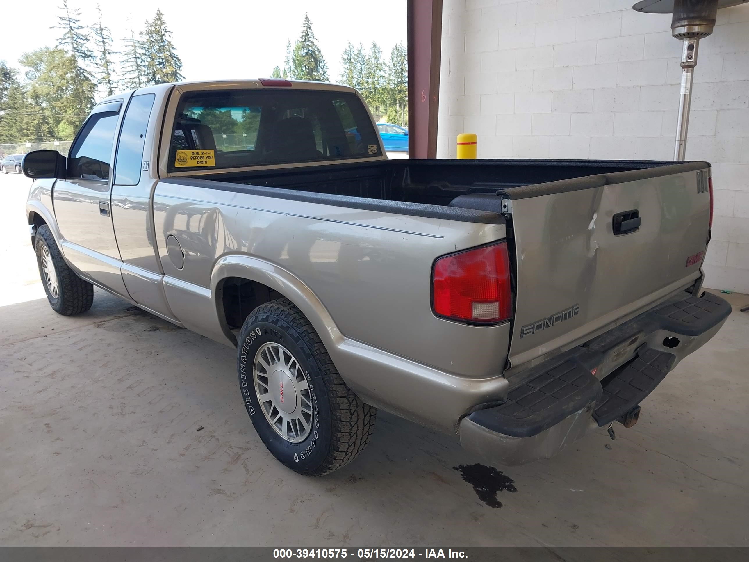 Photo 2 VIN: 1GTDT19W318188313 - GMC SONOMA 