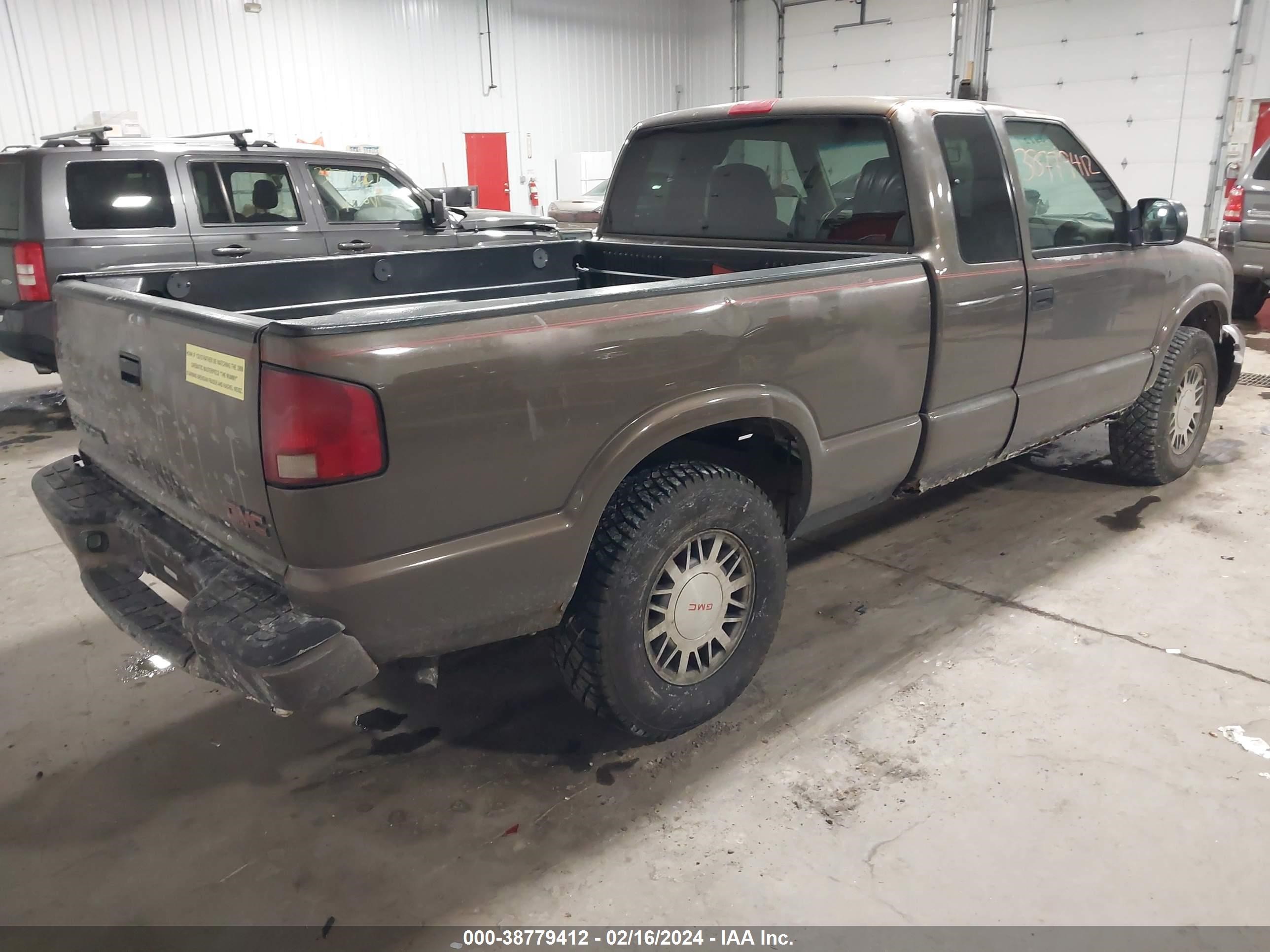 Photo 3 VIN: 1GTDT19W7Y8272242 - GMC SONOMA 