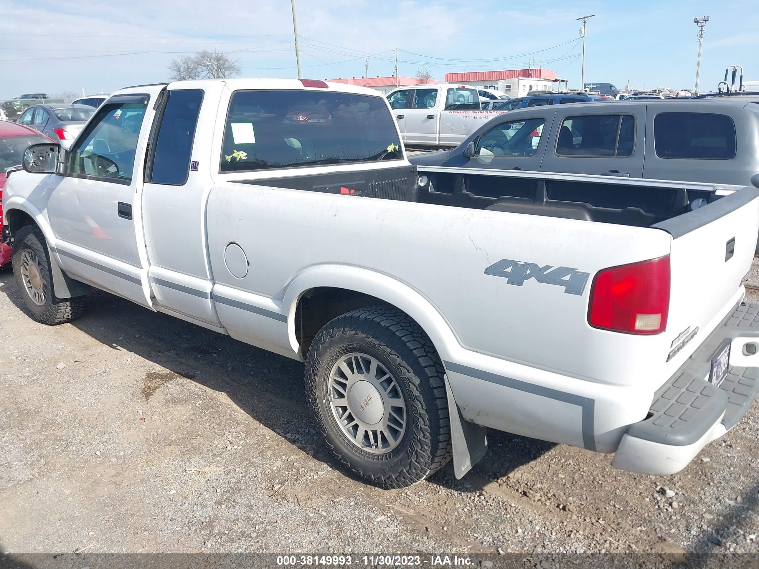 Photo 2 VIN: 1GTDT19X3W8525479 - GMC SONOMA 