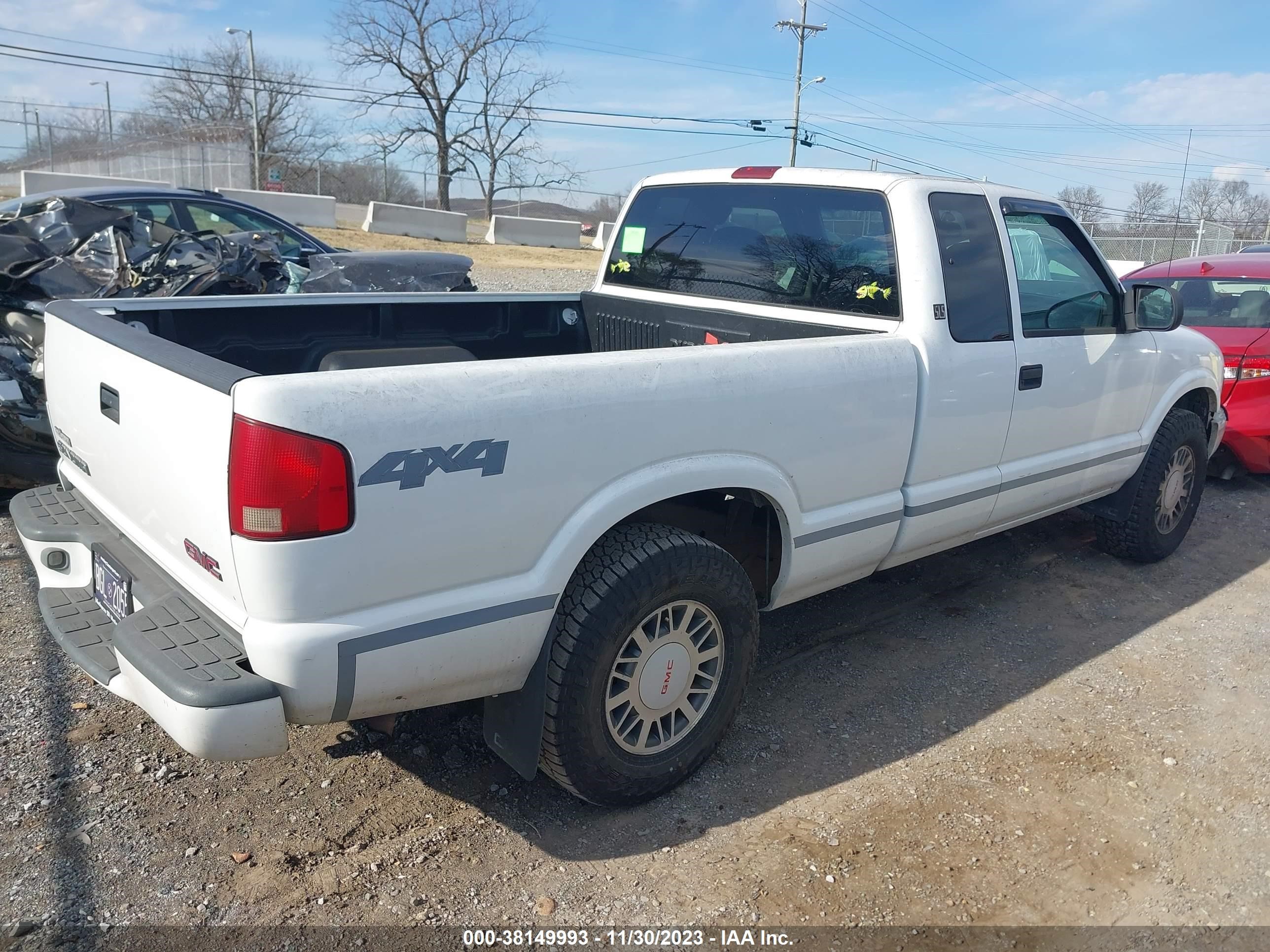 Photo 3 VIN: 1GTDT19X3W8525479 - GMC SONOMA 