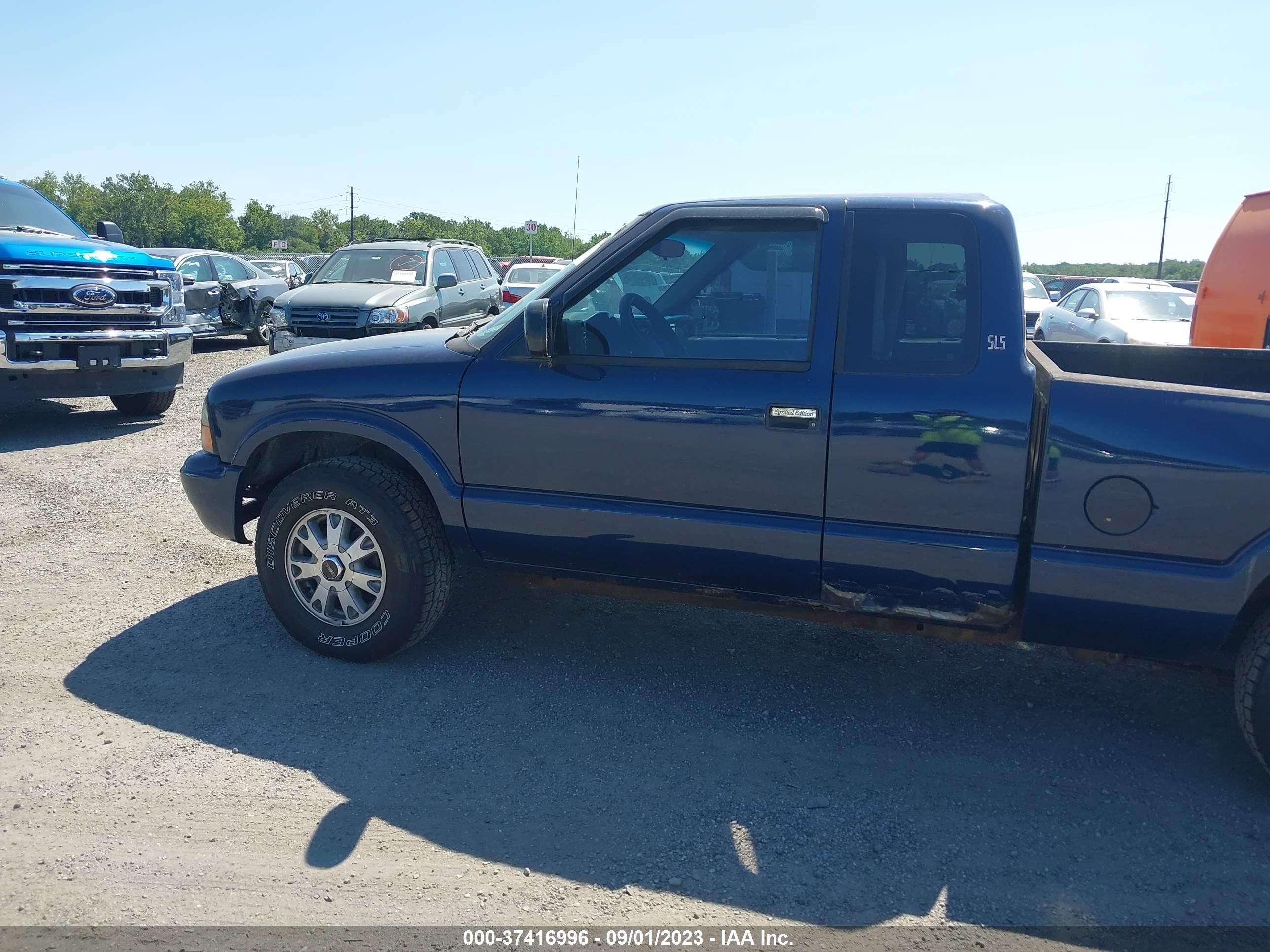 Photo 13 VIN: 1GTDT19X838218630 - GMC SONOMA 