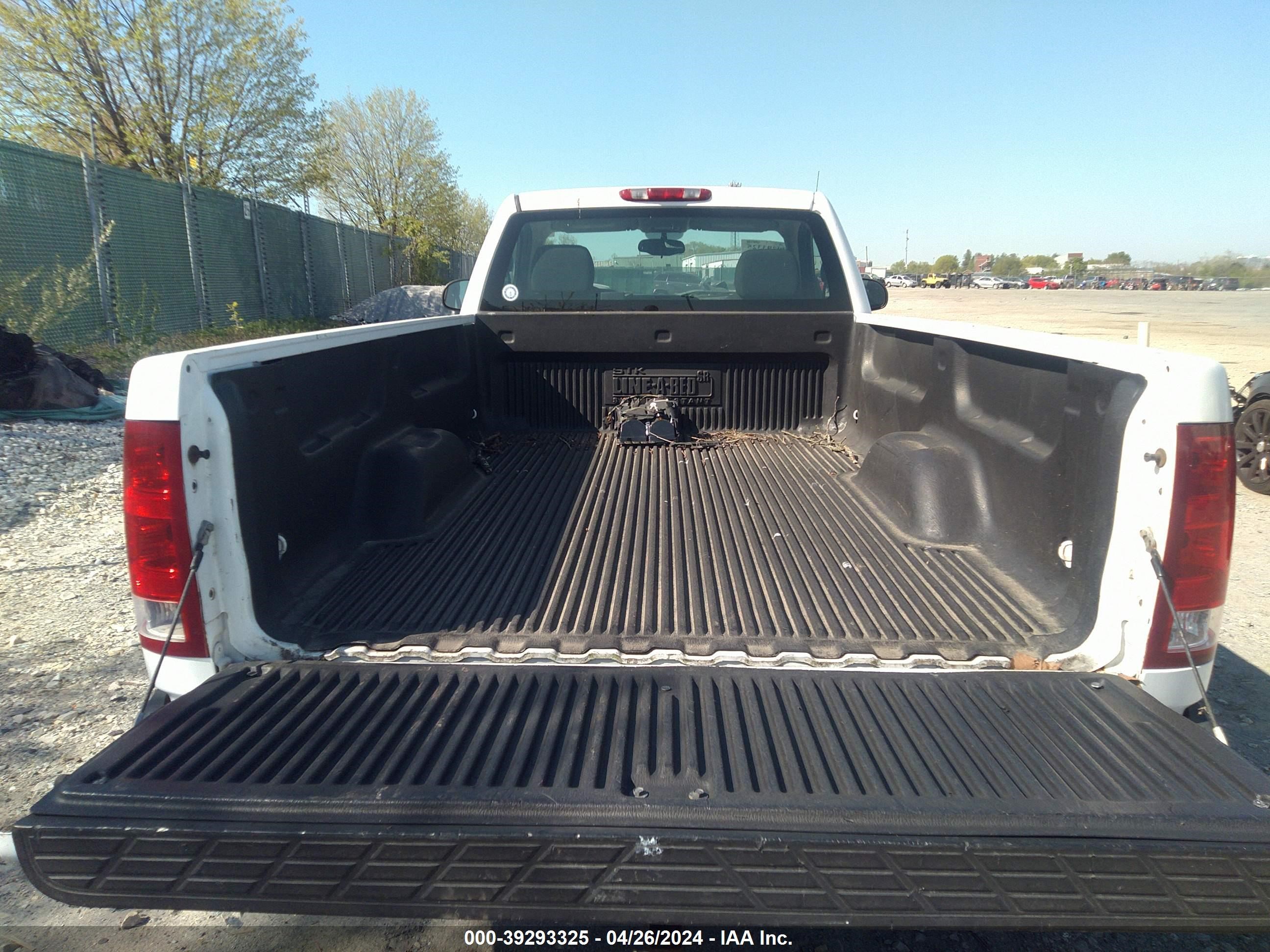 Photo 11 VIN: 1GTEC14C68Z329025 - GMC SIERRA 