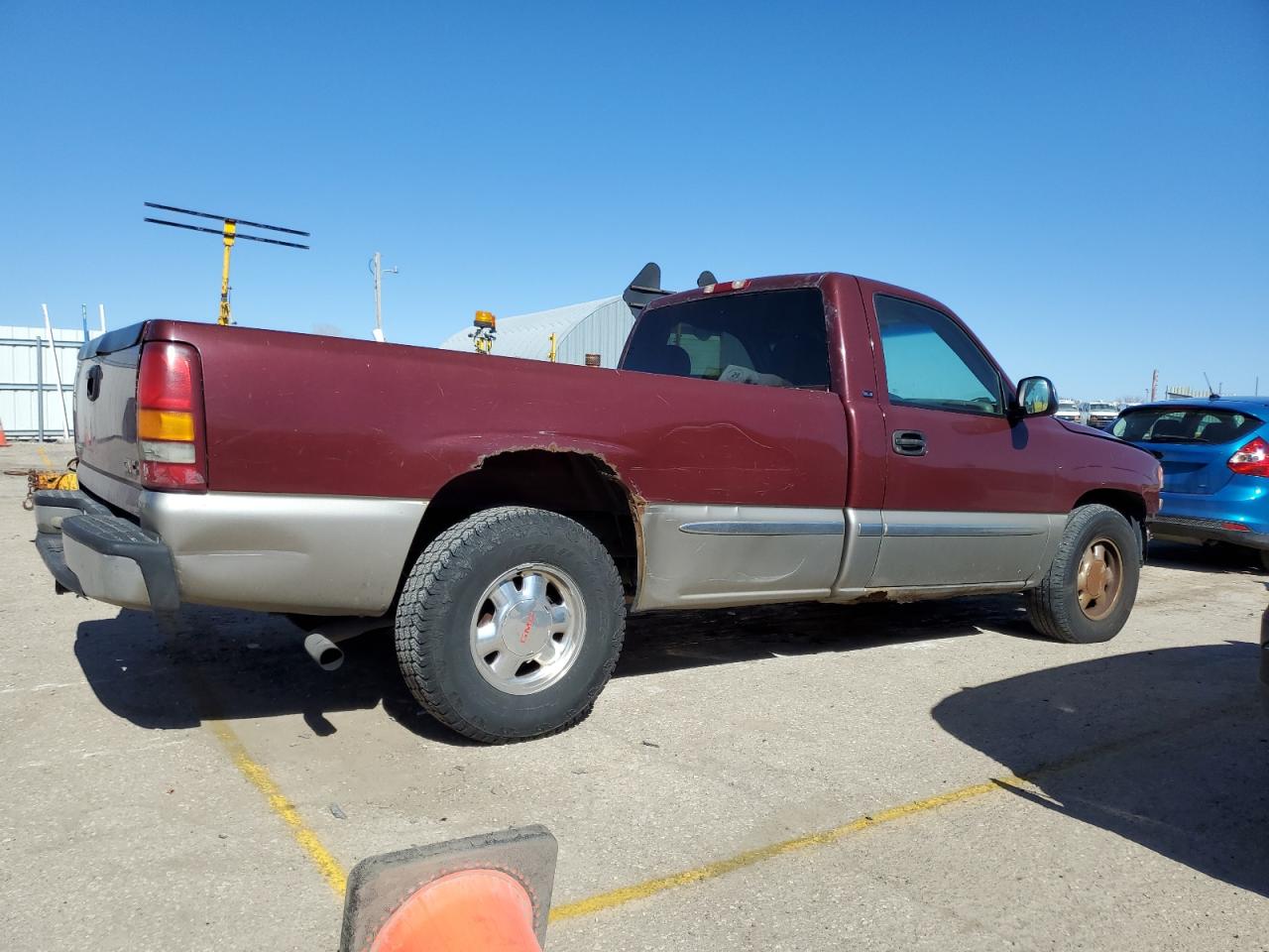 Photo 2 VIN: 1GTEC14T7YE273779 - GMC SIERRA 