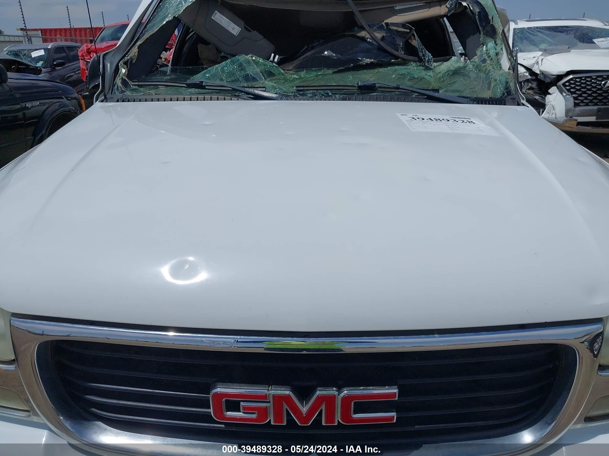 Photo 11 VIN: 1GTEC14T9YZ205069 - GMC SIERRA 