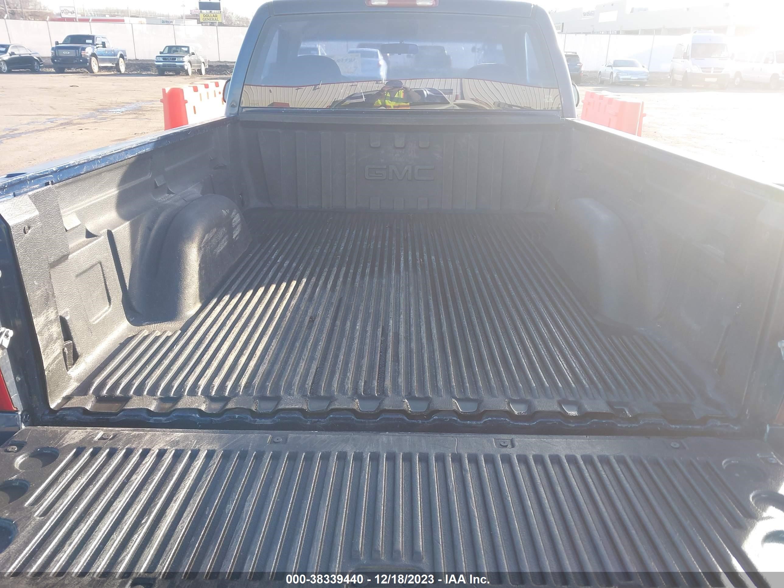 Photo 11 VIN: 1GTEC14TXYZ109788 - GMC SIERRA 