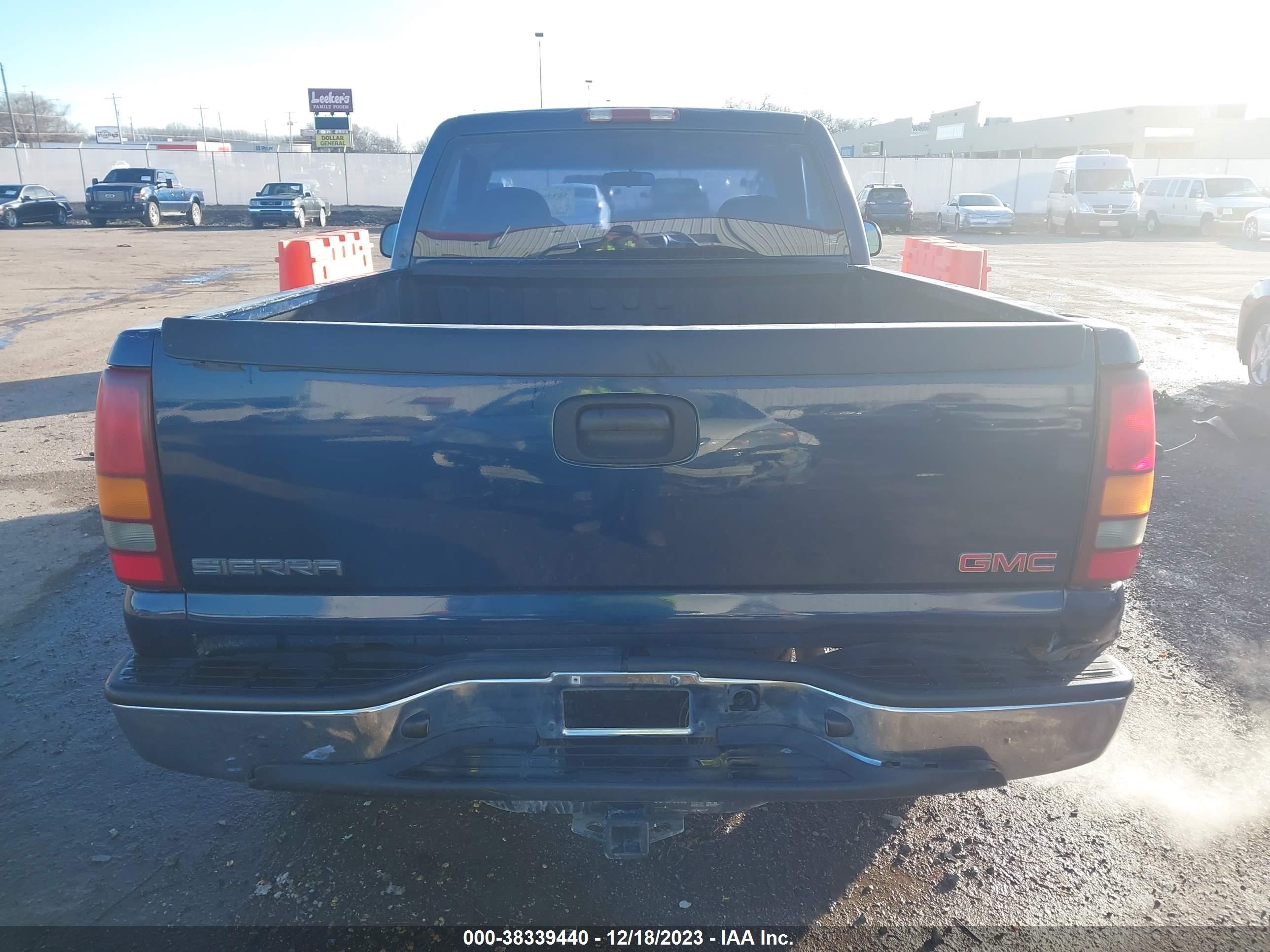 Photo 16 VIN: 1GTEC14TXYZ109788 - GMC SIERRA 