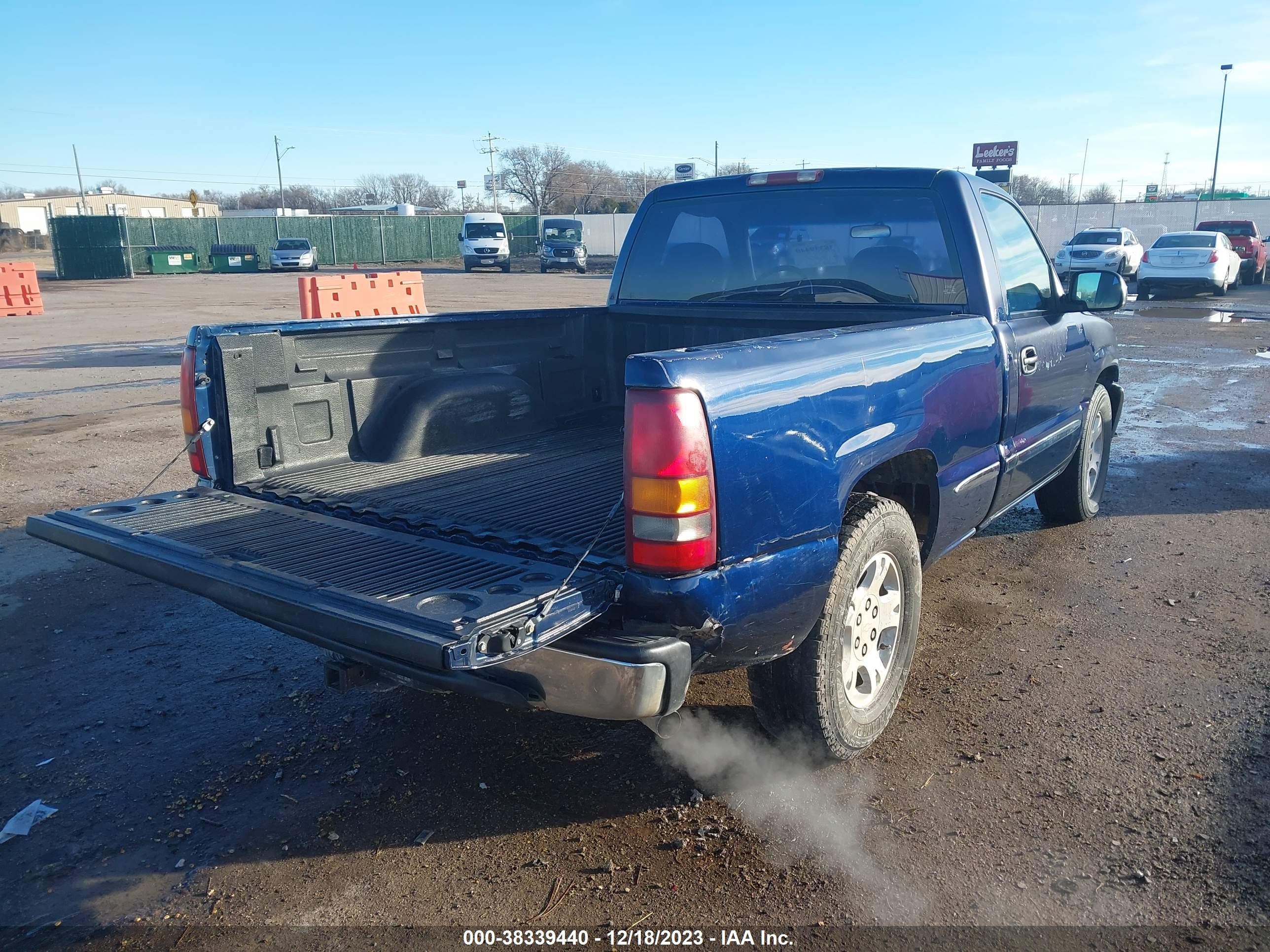 Photo 3 VIN: 1GTEC14TXYZ109788 - GMC SIERRA 