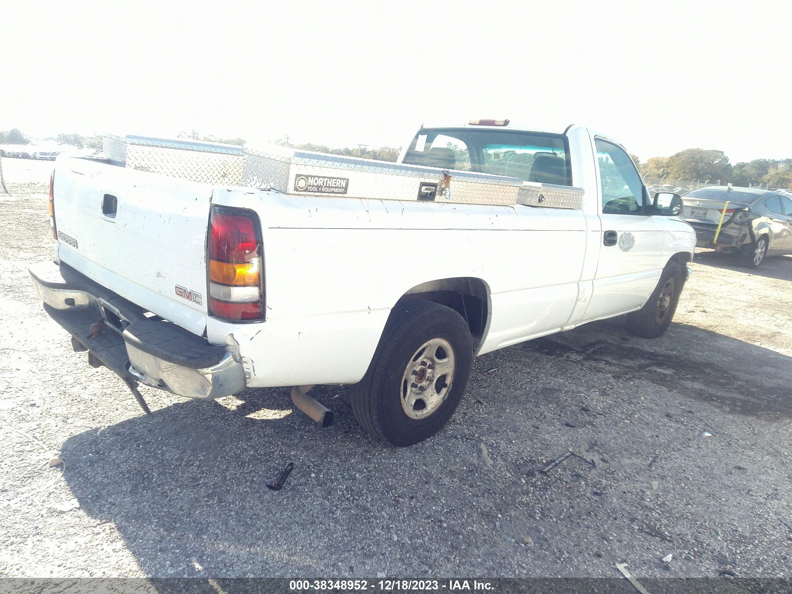 Photo 3 VIN: 1GTEC14V04Z137515 - GMC SIERRA 