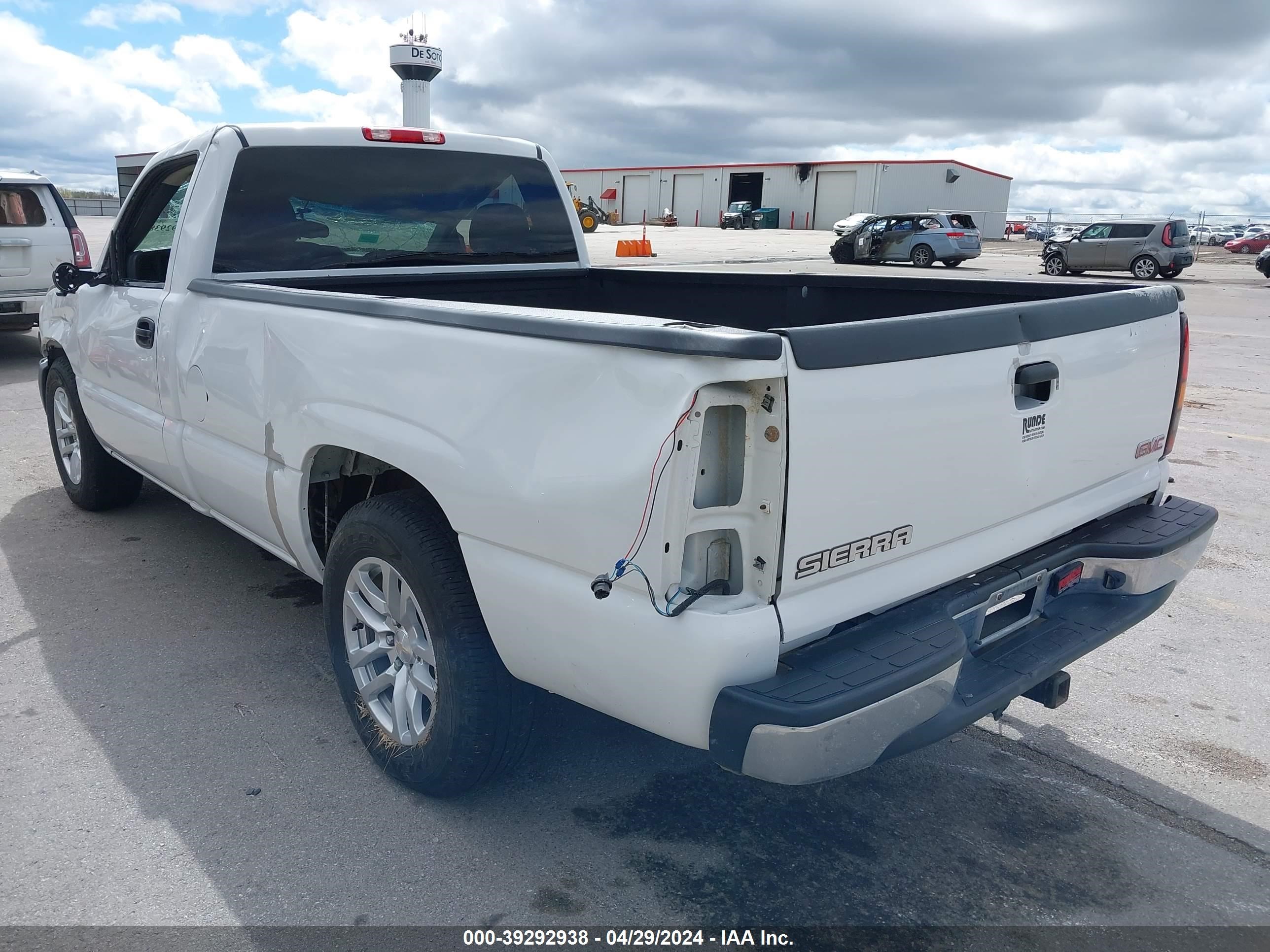 Photo 2 VIN: 1GTEC14V05Z333536 - GMC SIERRA 