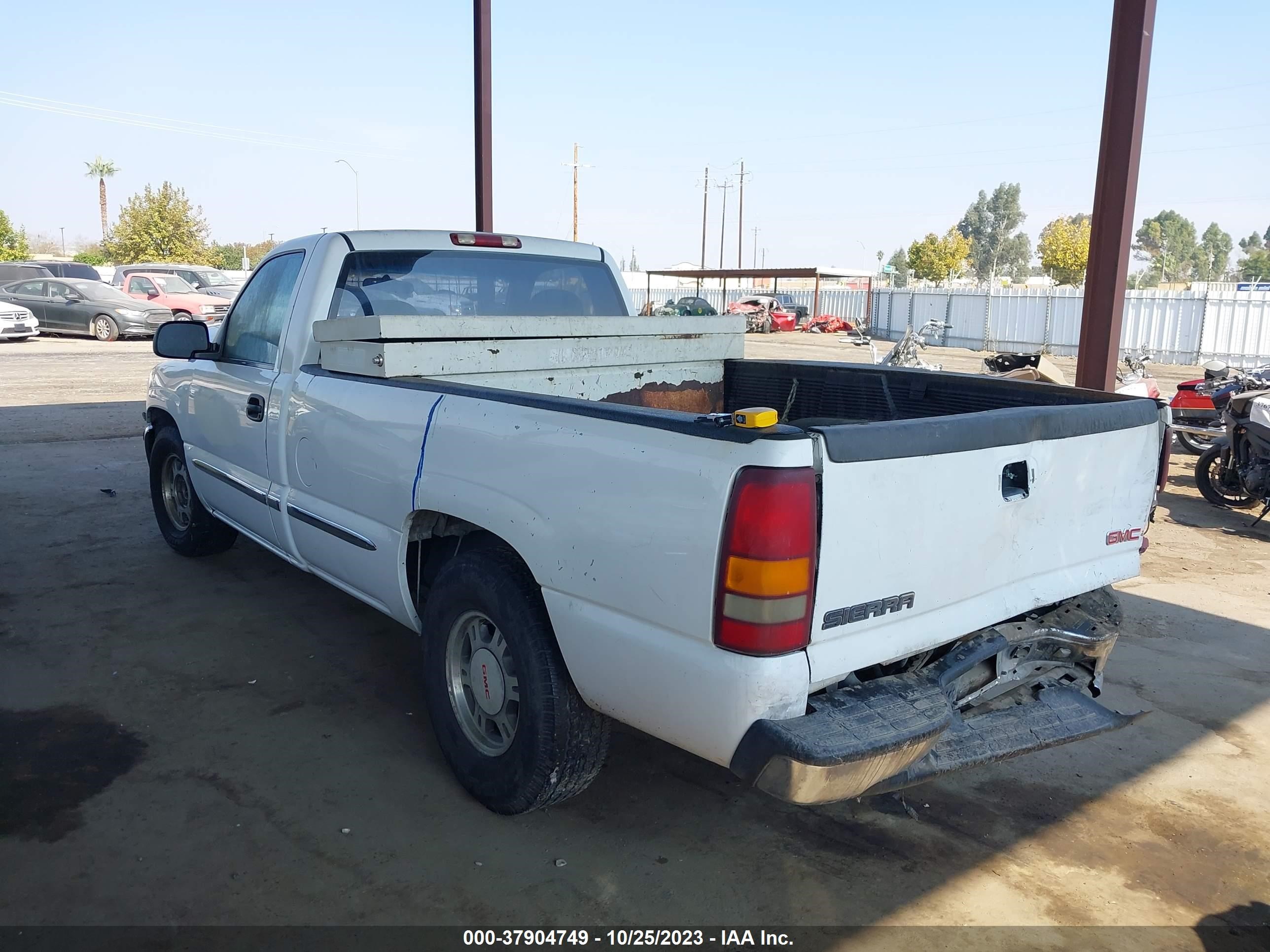 Photo 2 VIN: 1GTEC14V1YE250015 - GMC SIERRA 