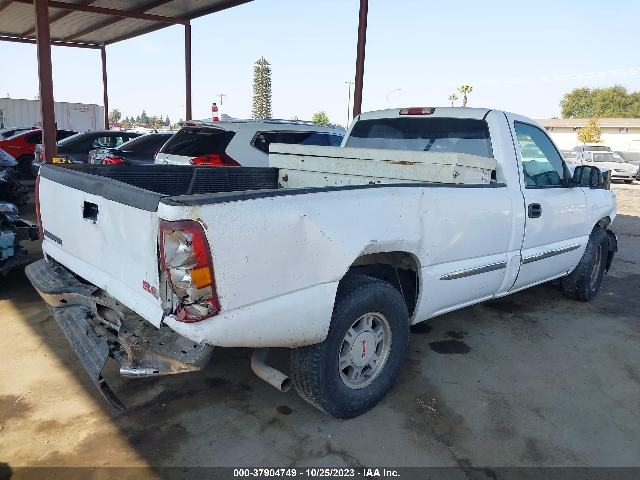 Photo 3 VIN: 1GTEC14V1YE250015 - GMC SIERRA 