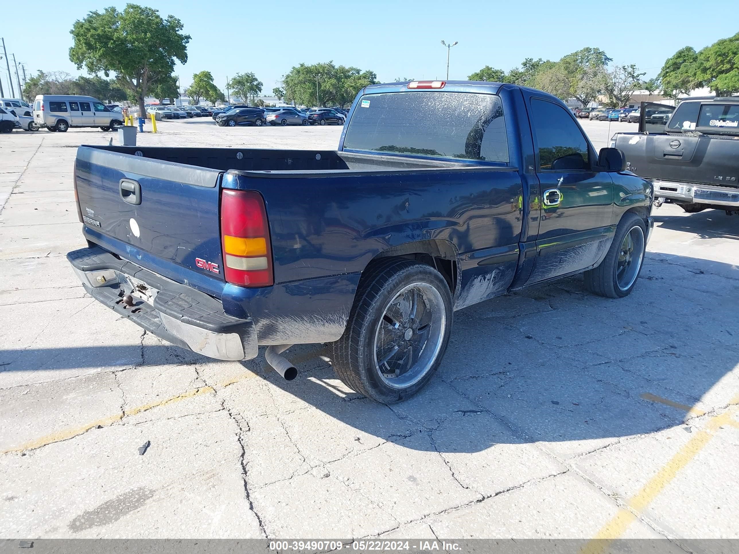 Photo 3 VIN: 1GTEC14V8YZ124243 - GMC SIERRA 