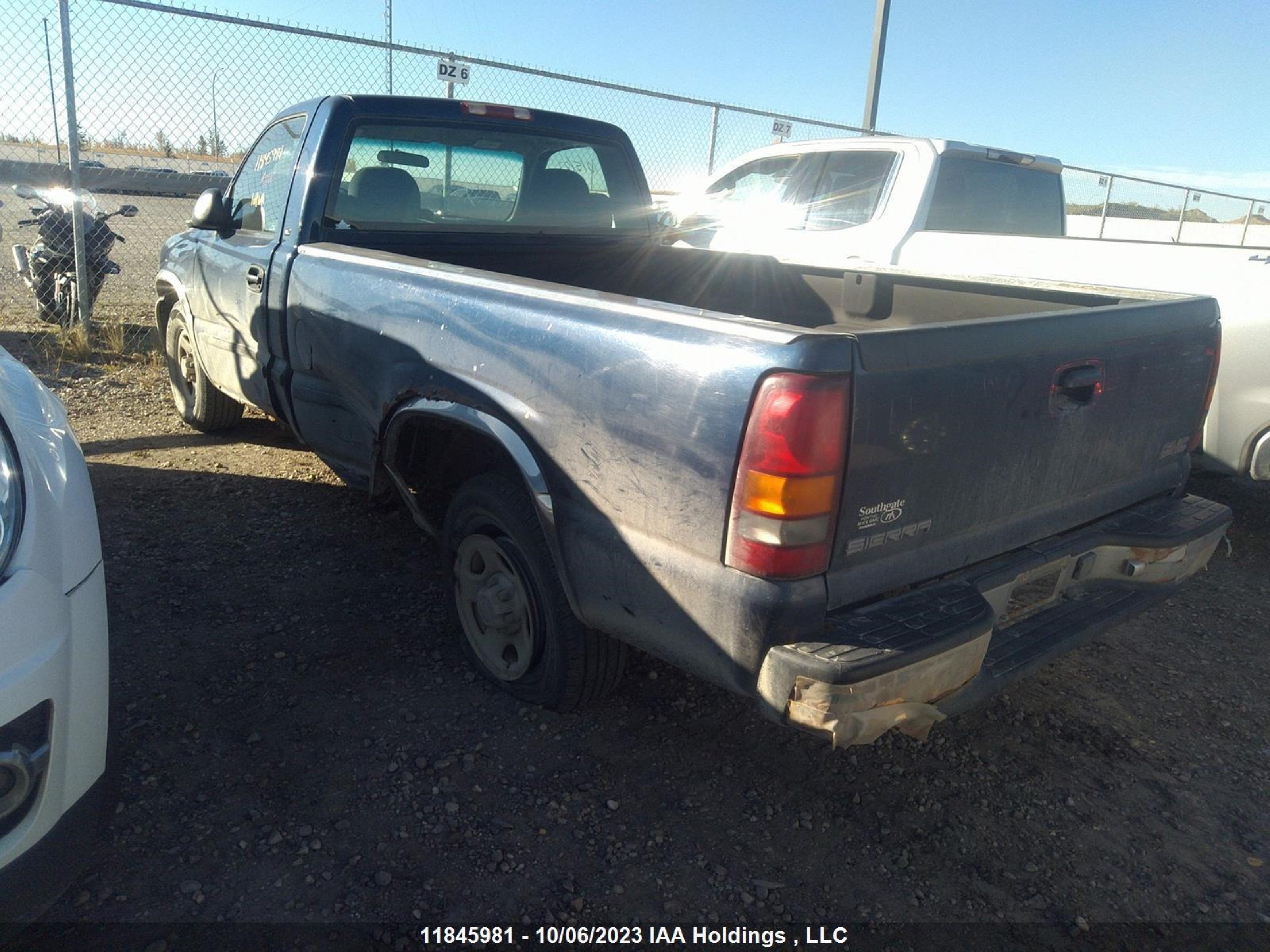 Photo 2 VIN: 1GTEC14VX1Z128607 - GMC SIERRA 