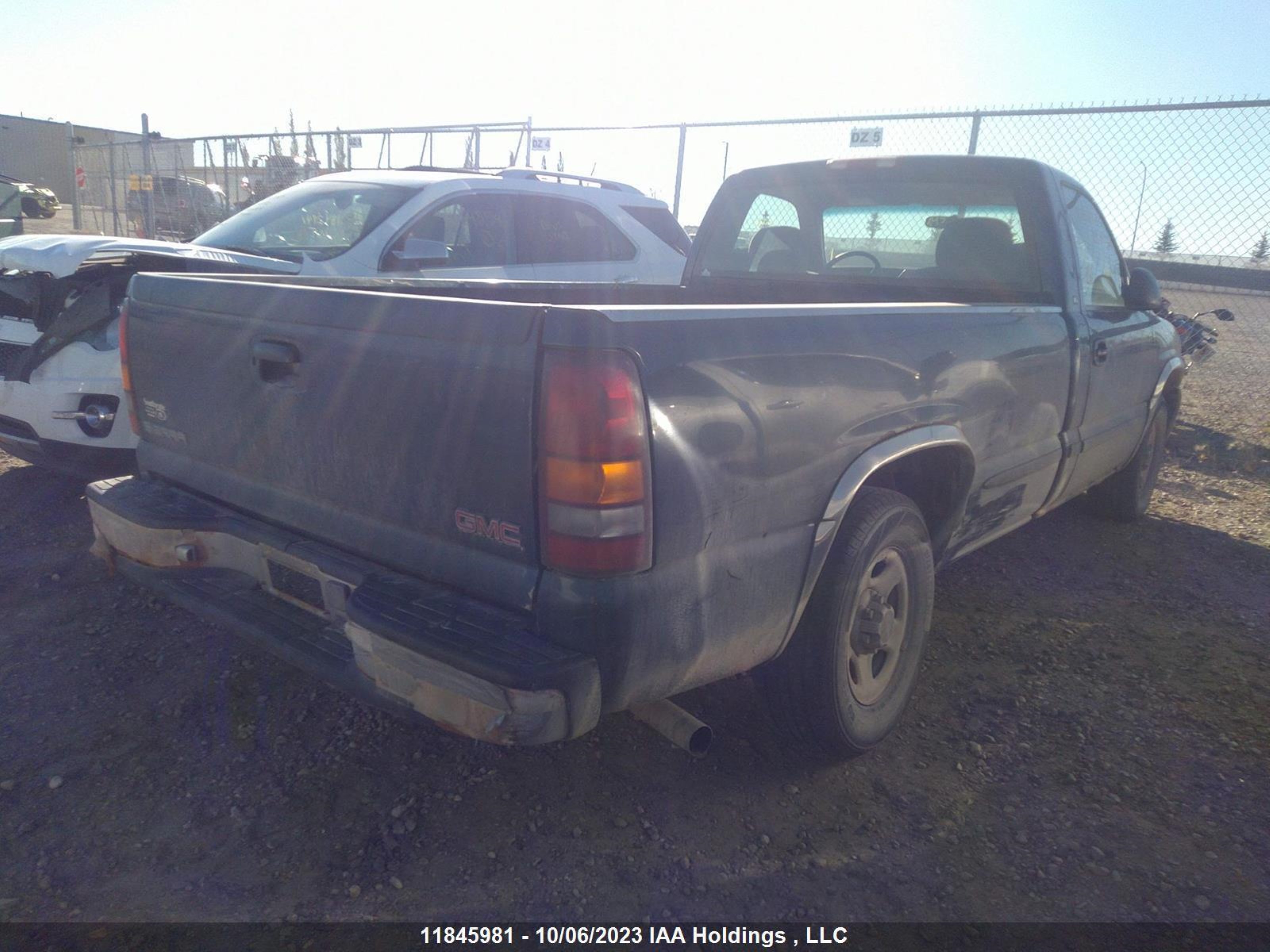 Photo 3 VIN: 1GTEC14VX1Z128607 - GMC SIERRA 