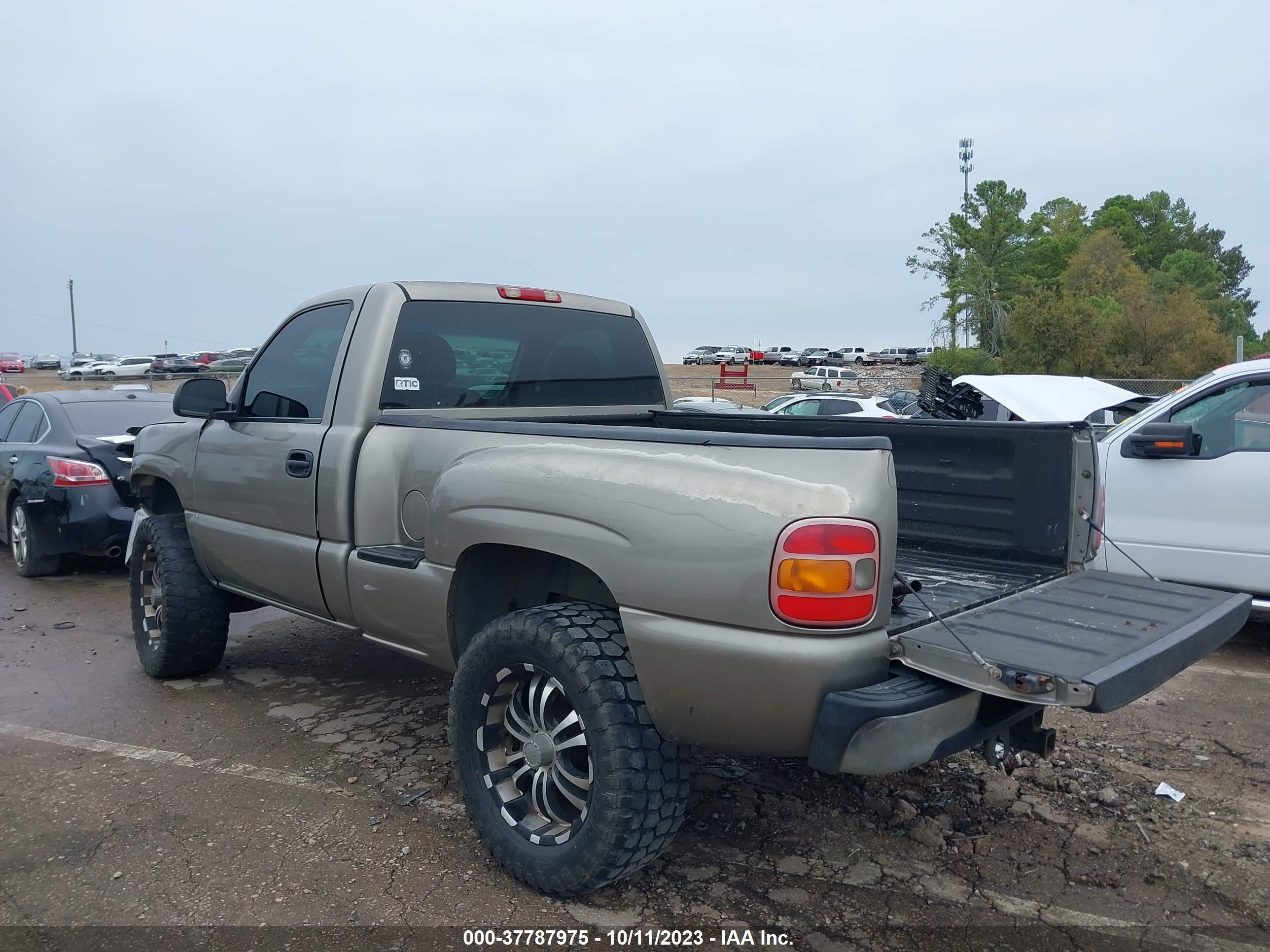 Photo 2 VIN: 1GTEC14W1YZ223799 - GMC SIERRA 