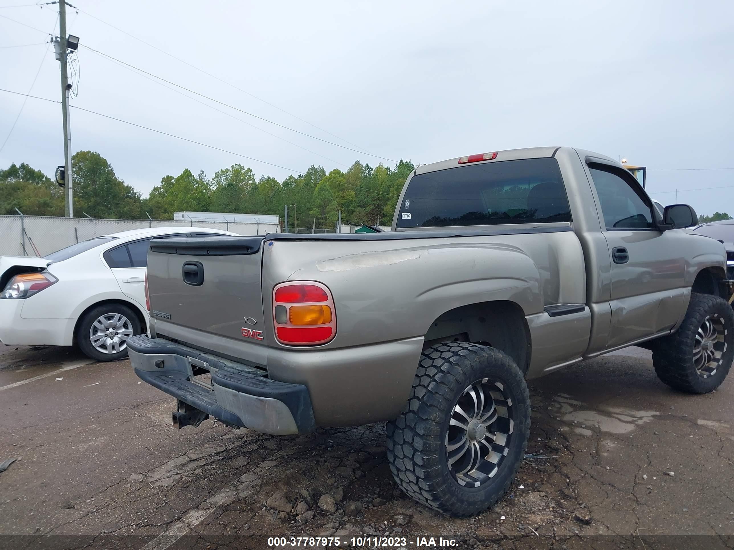 Photo 3 VIN: 1GTEC14W1YZ223799 - GMC SIERRA 