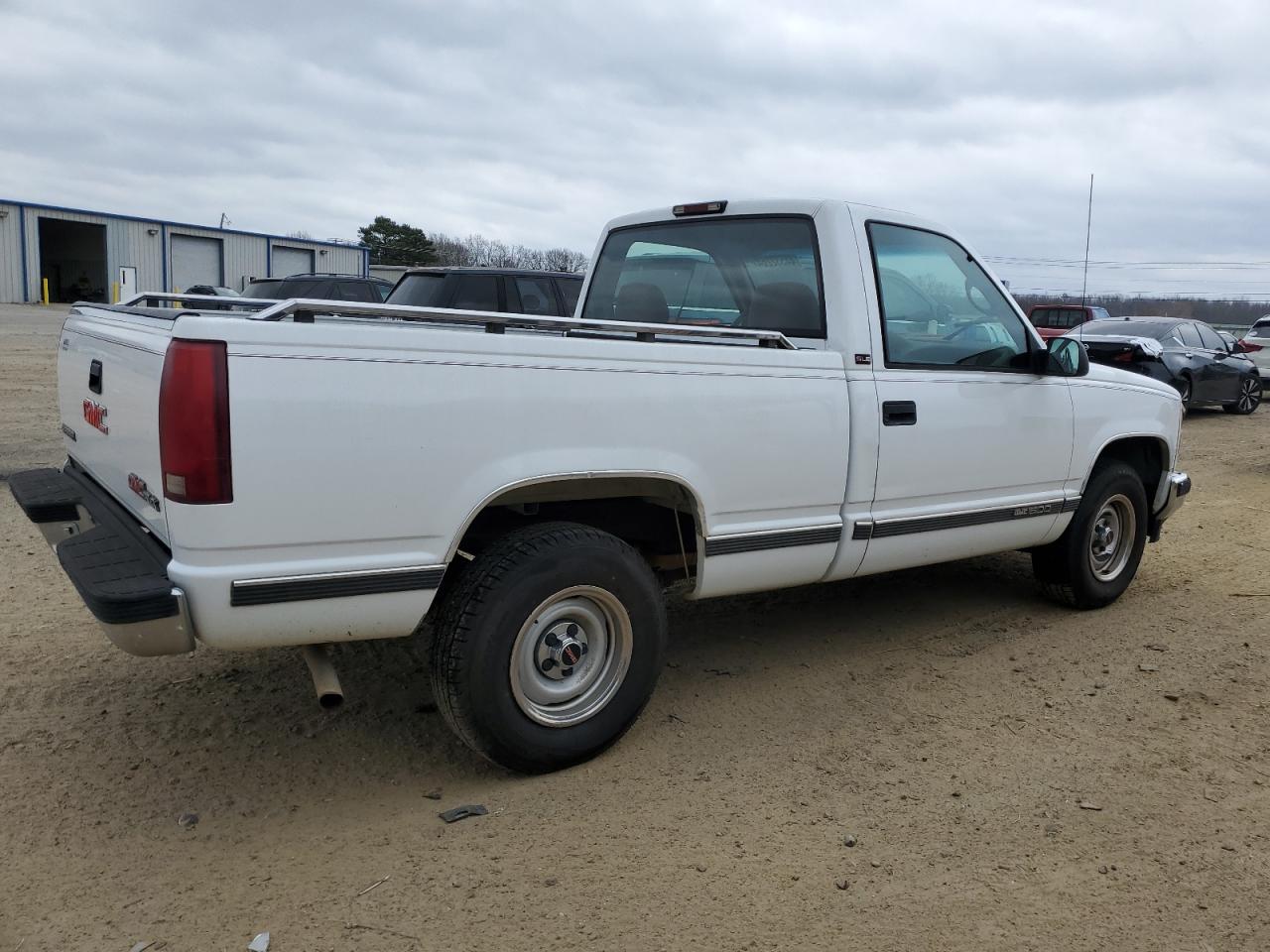 Photo 2 VIN: 1GTEC14W2TZ533744 - GMC SIERRA 