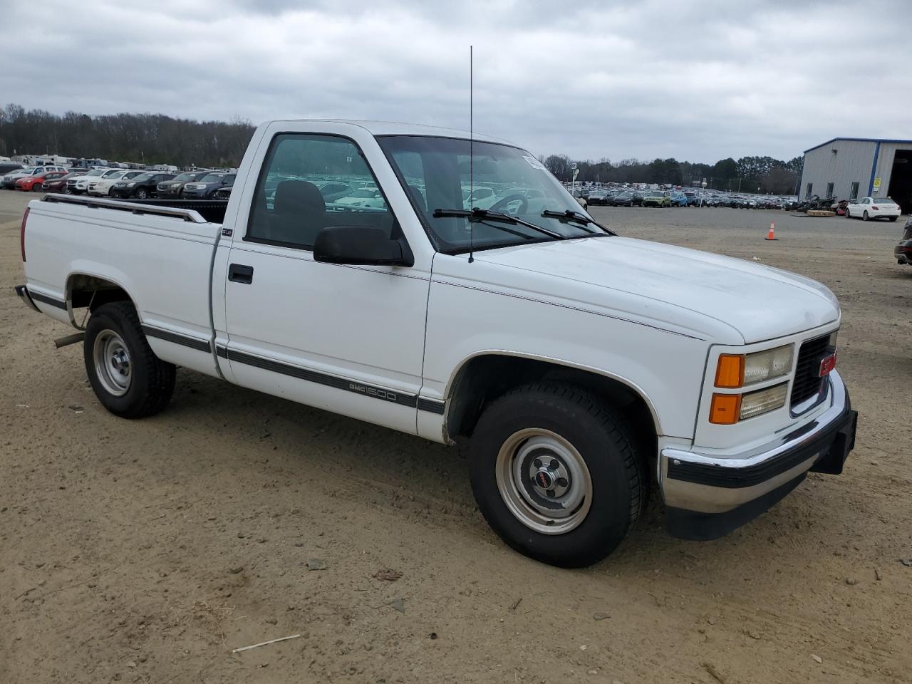 Photo 3 VIN: 1GTEC14W2TZ533744 - GMC SIERRA 