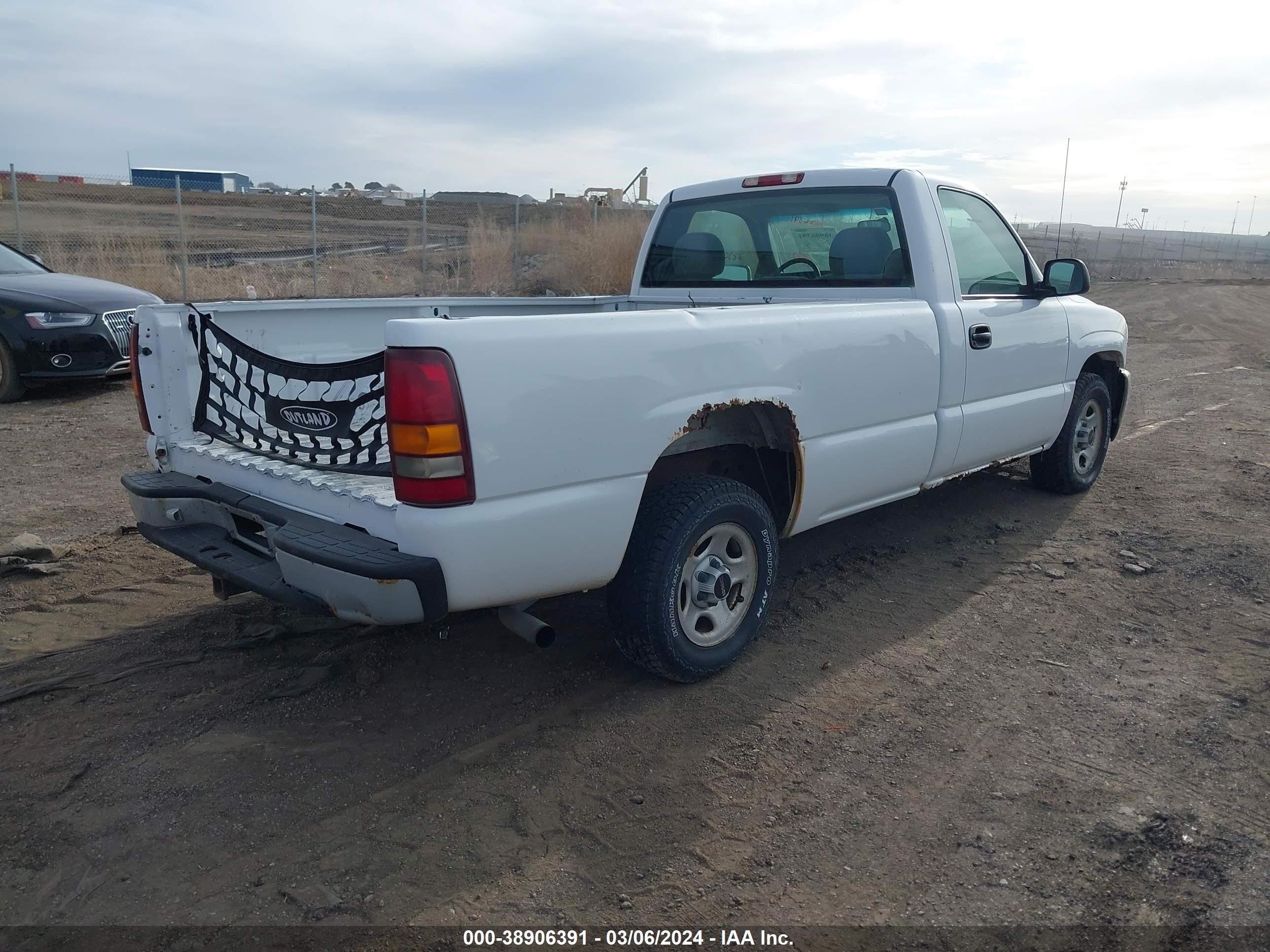 Photo 3 VIN: 1GTEC14W32Z121556 - GMC SIERRA 