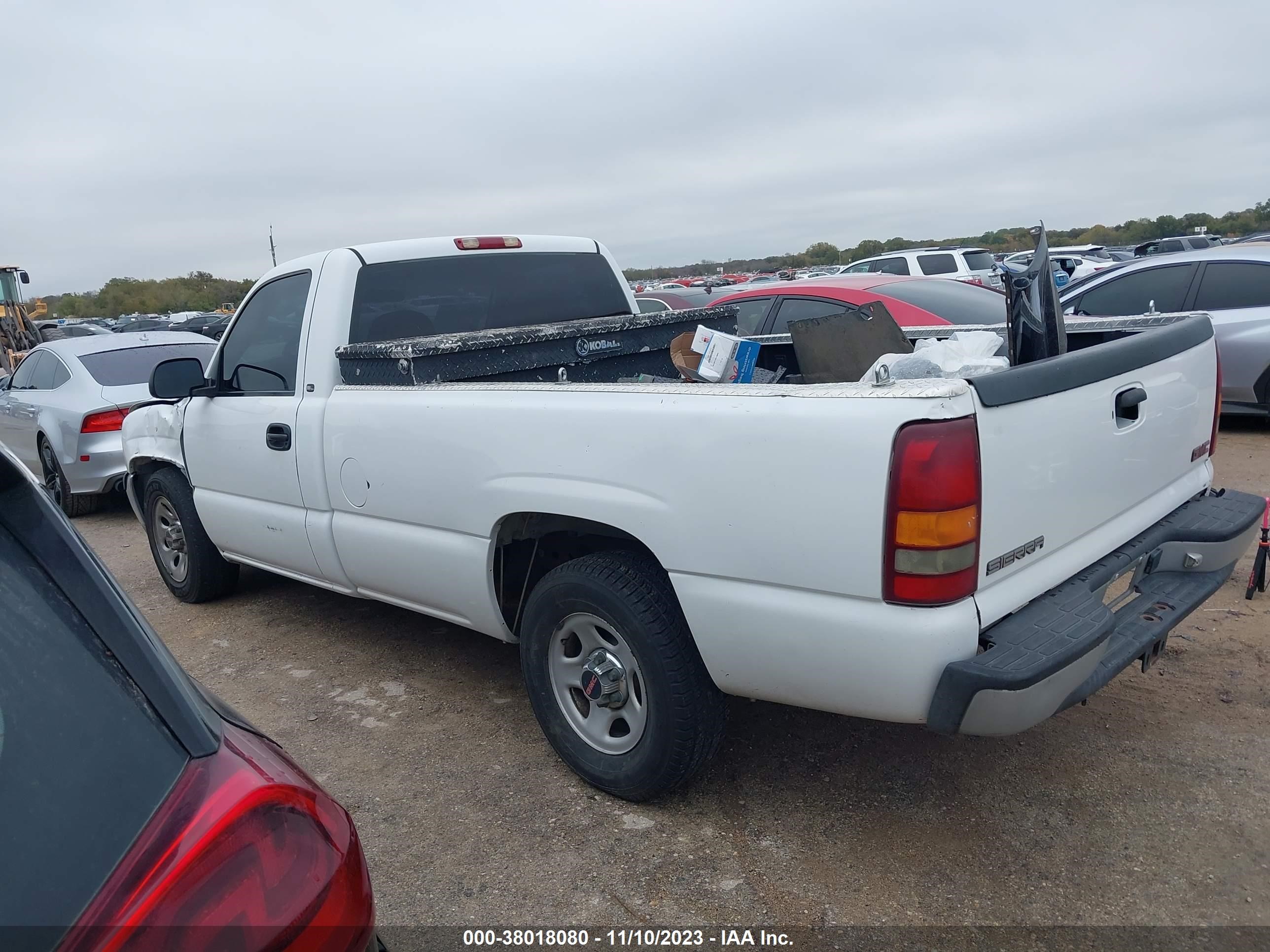 Photo 2 VIN: 1GTEC14W7YE220543 - GMC SIERRA 