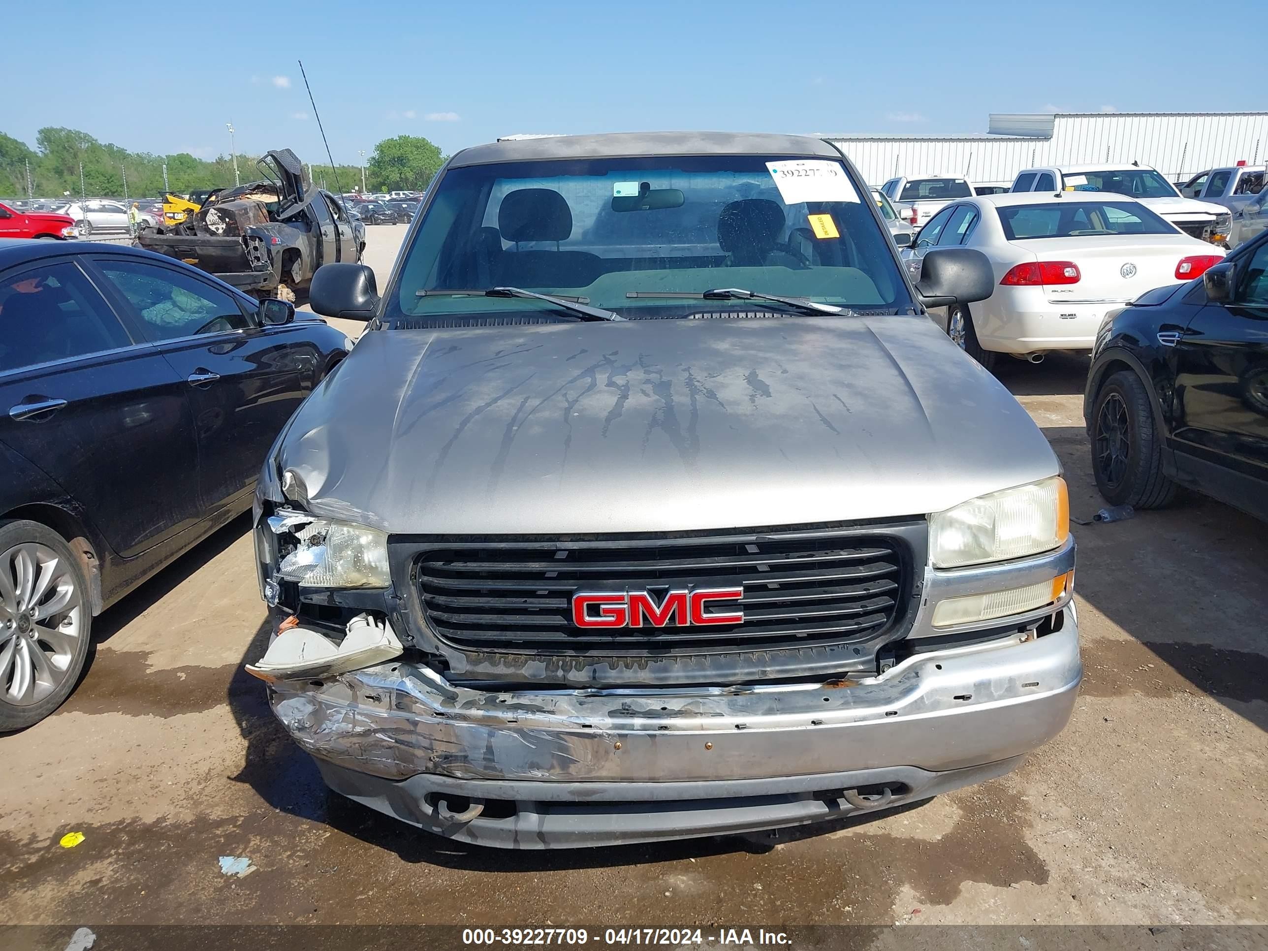 Photo 12 VIN: 1GTEC14W7YZ211060 - GMC SIERRA 