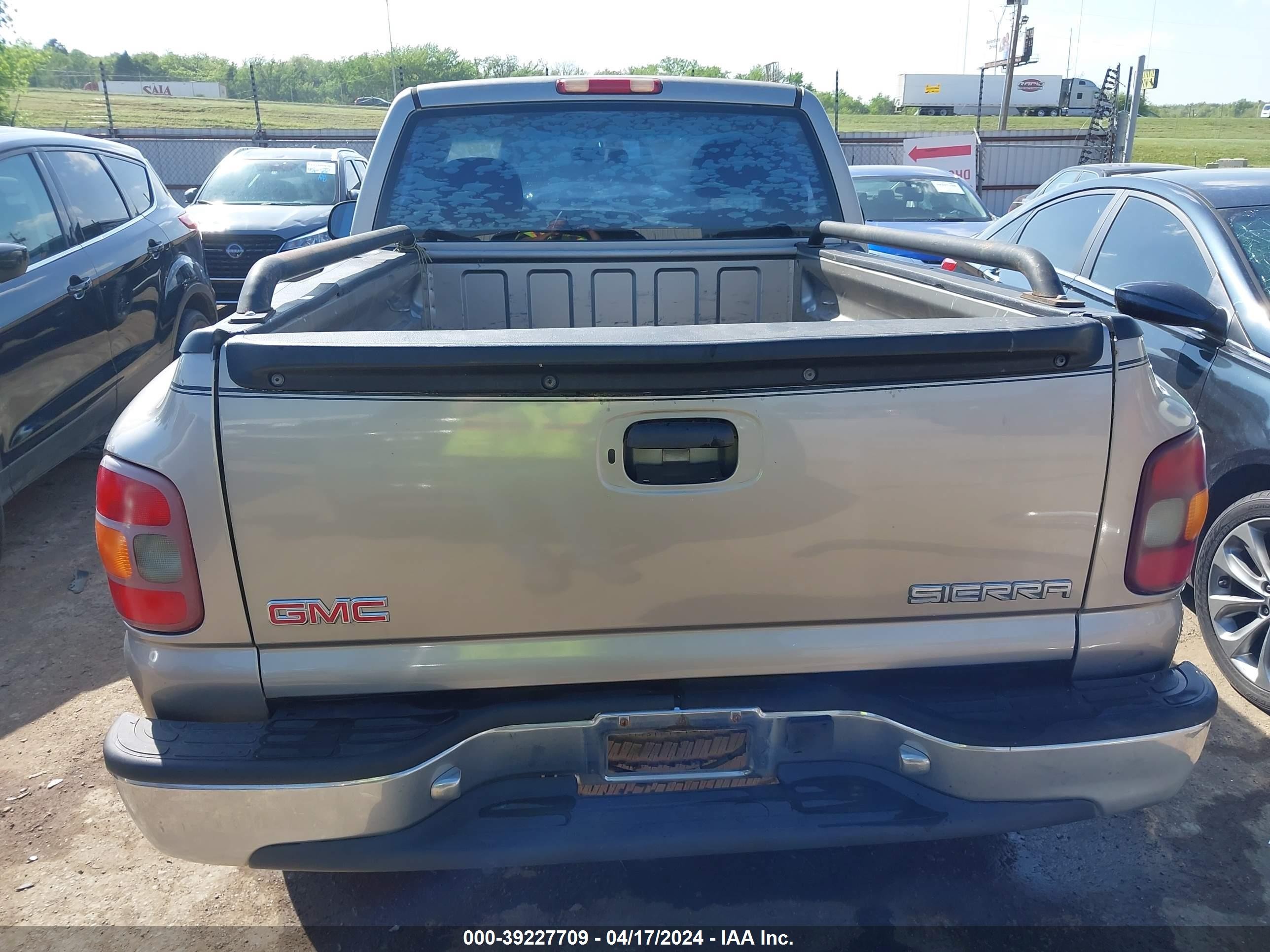 Photo 16 VIN: 1GTEC14W7YZ211060 - GMC SIERRA 