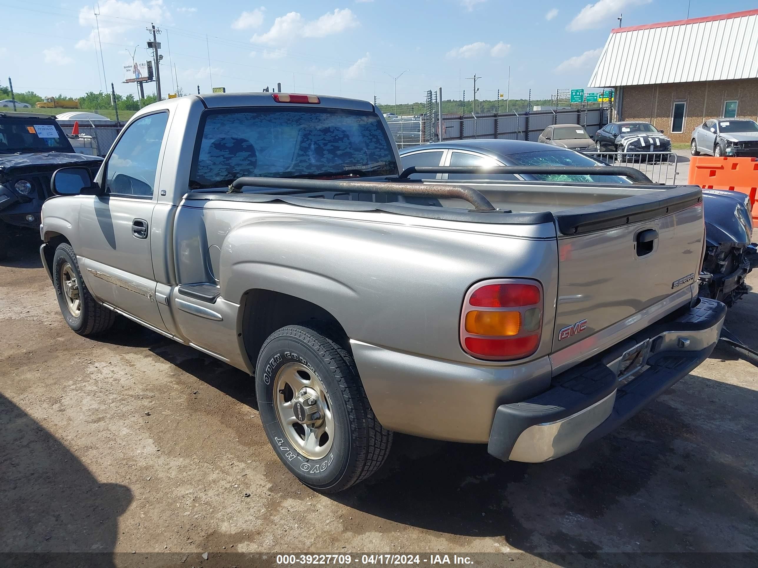 Photo 2 VIN: 1GTEC14W7YZ211060 - GMC SIERRA 