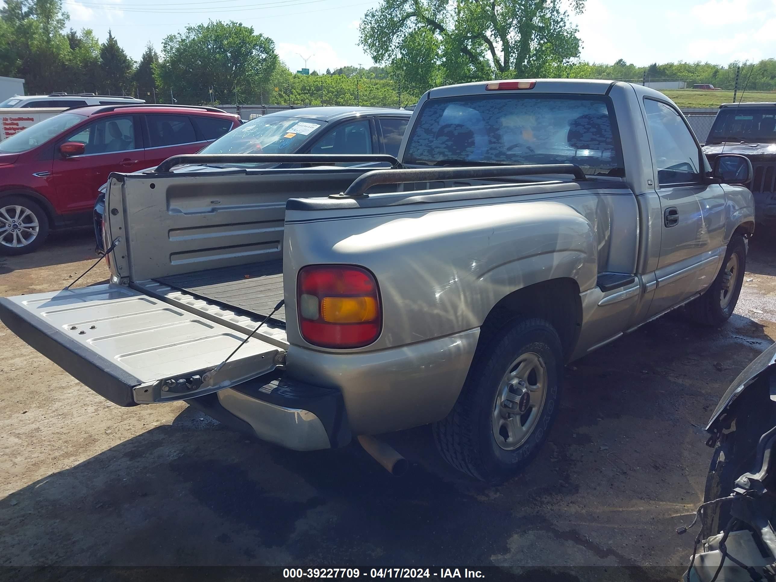 Photo 3 VIN: 1GTEC14W7YZ211060 - GMC SIERRA 