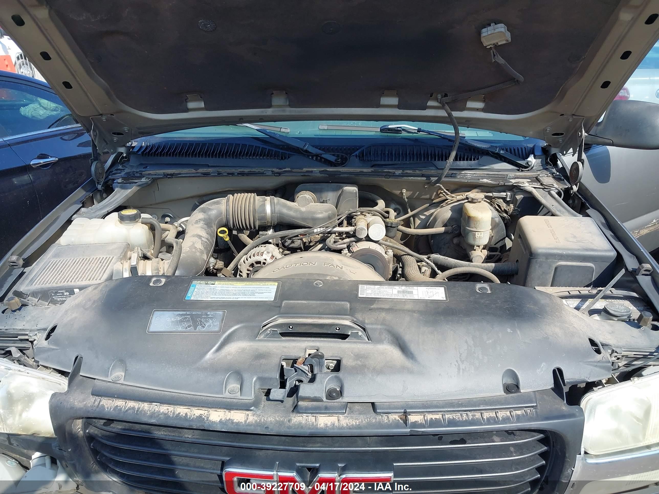 Photo 9 VIN: 1GTEC14W7YZ211060 - GMC SIERRA 