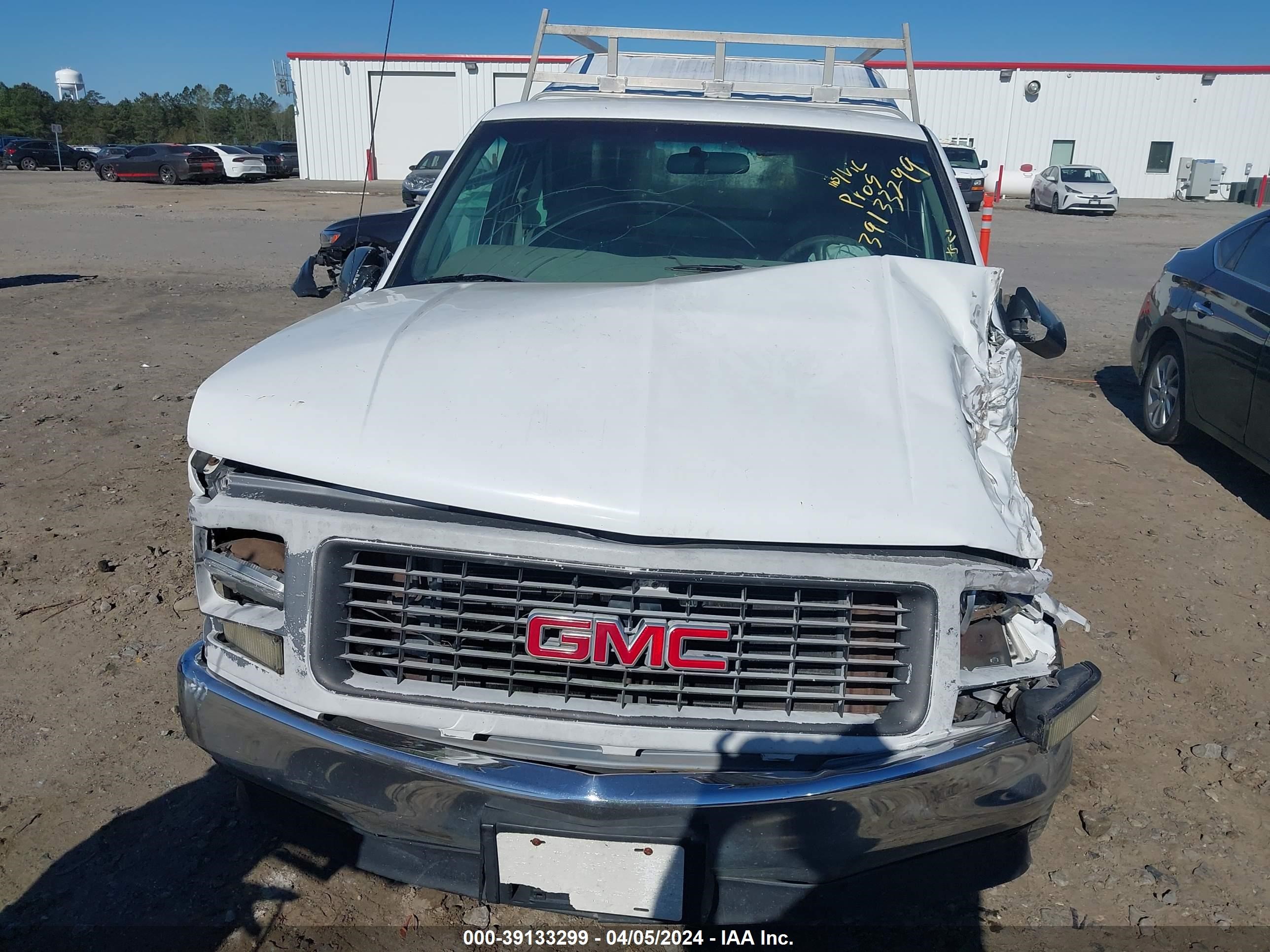 Photo 11 VIN: 1GTEC14W8WZ528374 - GMC SIERRA 