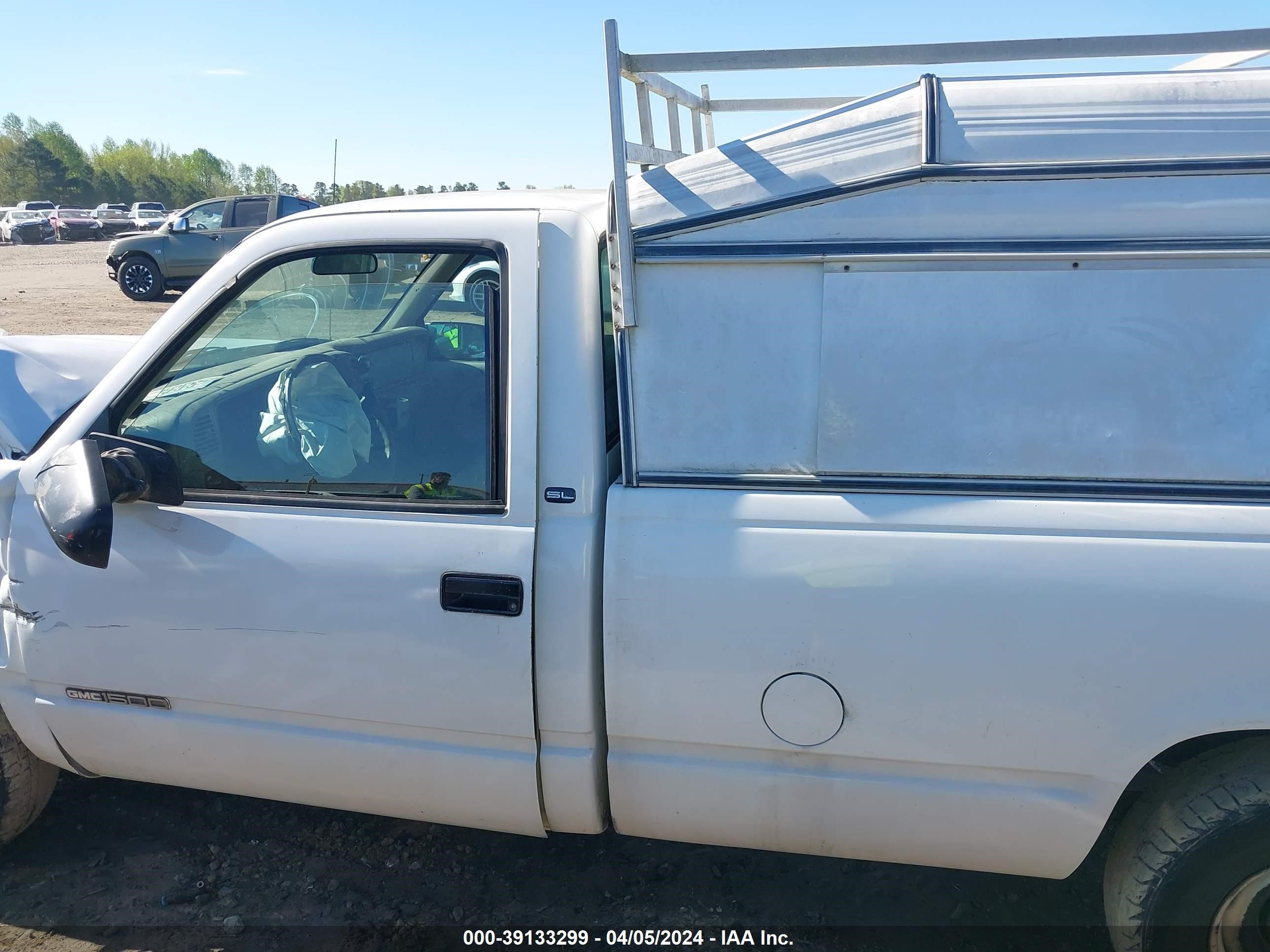 Photo 13 VIN: 1GTEC14W8WZ528374 - GMC SIERRA 