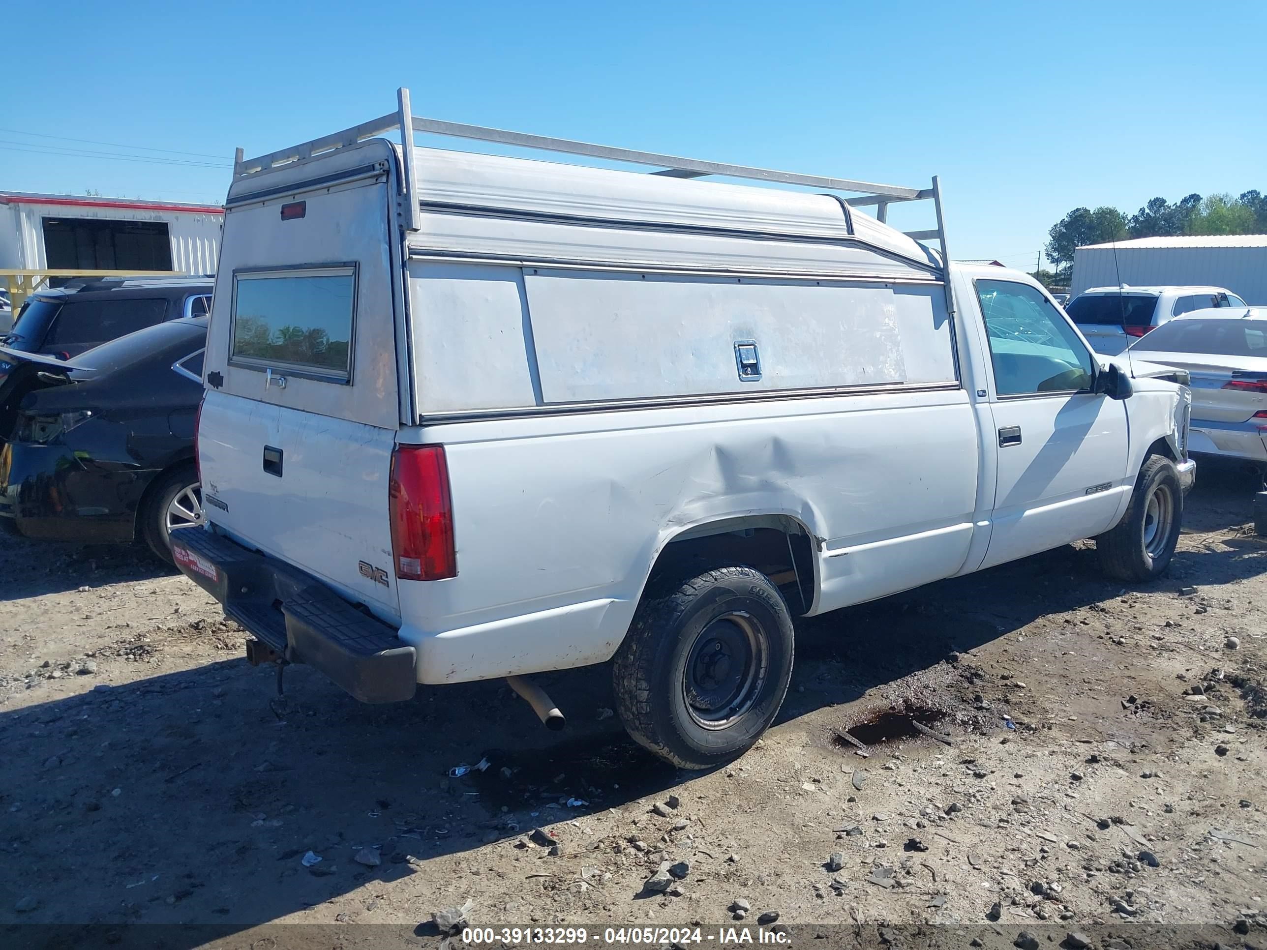 Photo 3 VIN: 1GTEC14W8WZ528374 - GMC SIERRA 