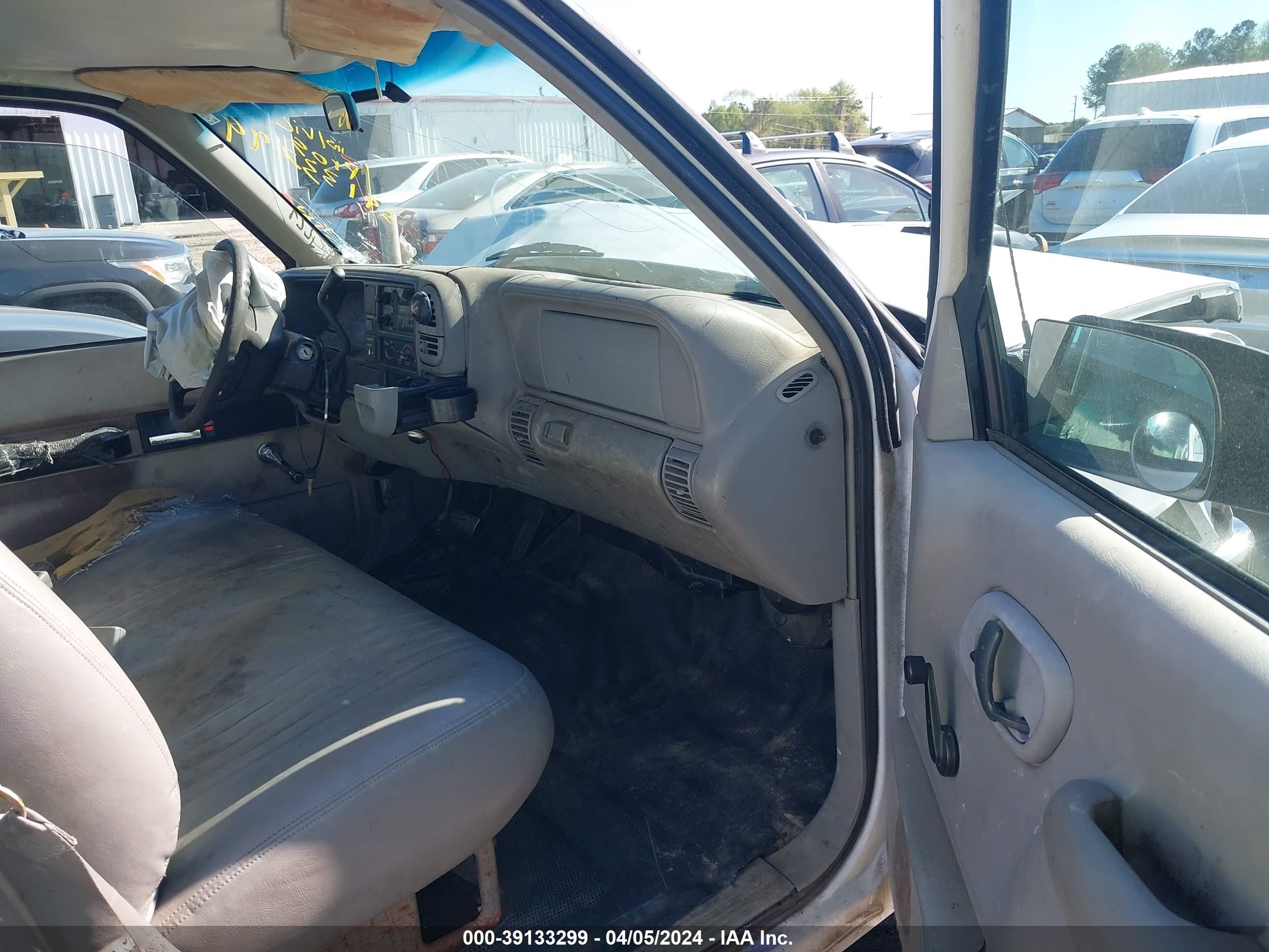 Photo 4 VIN: 1GTEC14W8WZ528374 - GMC SIERRA 