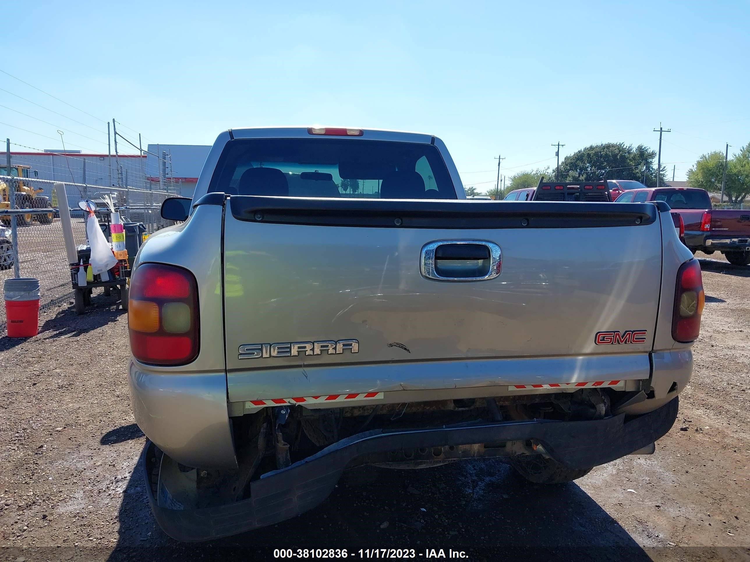 Photo 15 VIN: 1GTEC14WX2Z206748 - GMC SIERRA 