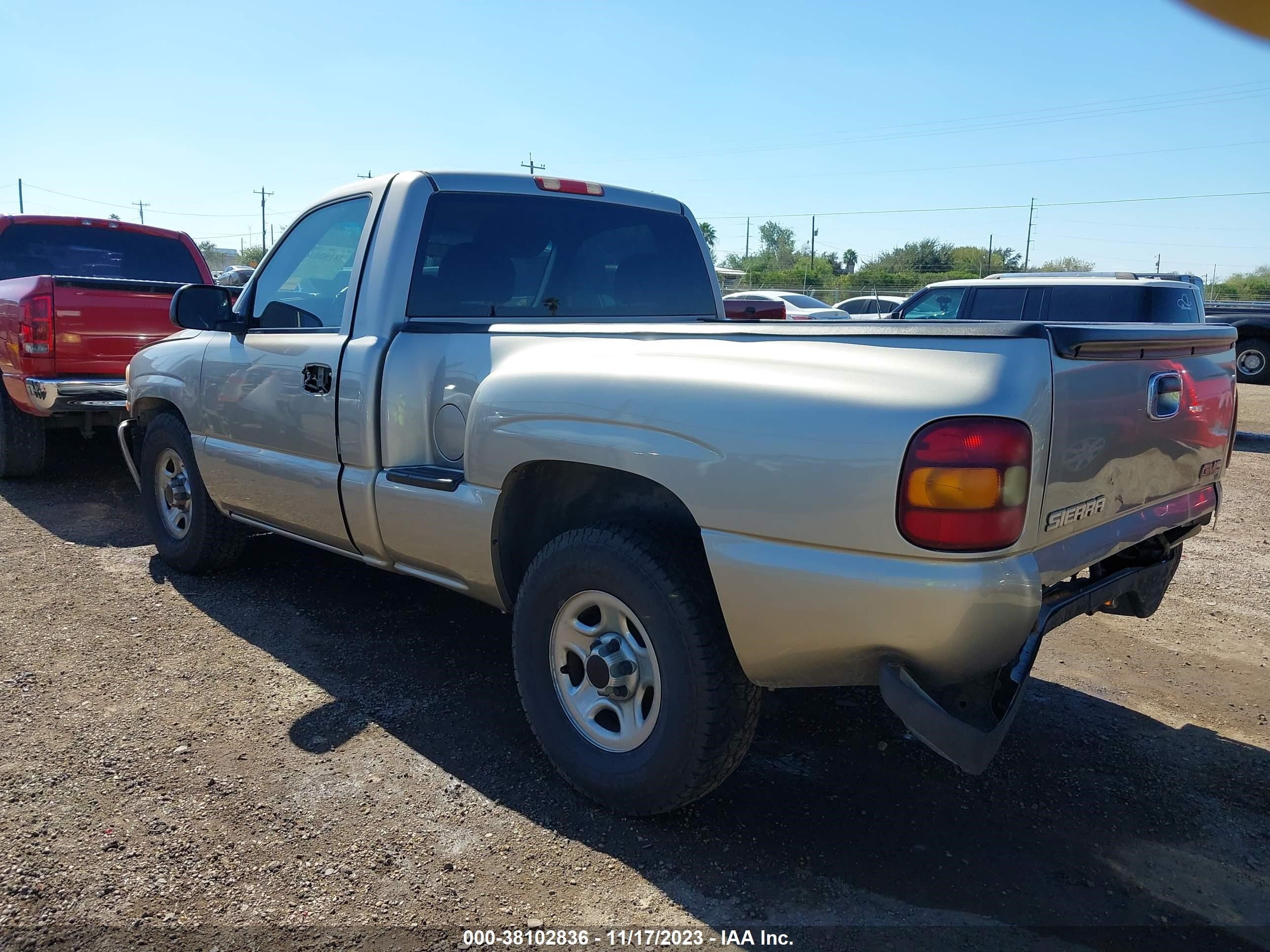 Photo 2 VIN: 1GTEC14WX2Z206748 - GMC SIERRA 