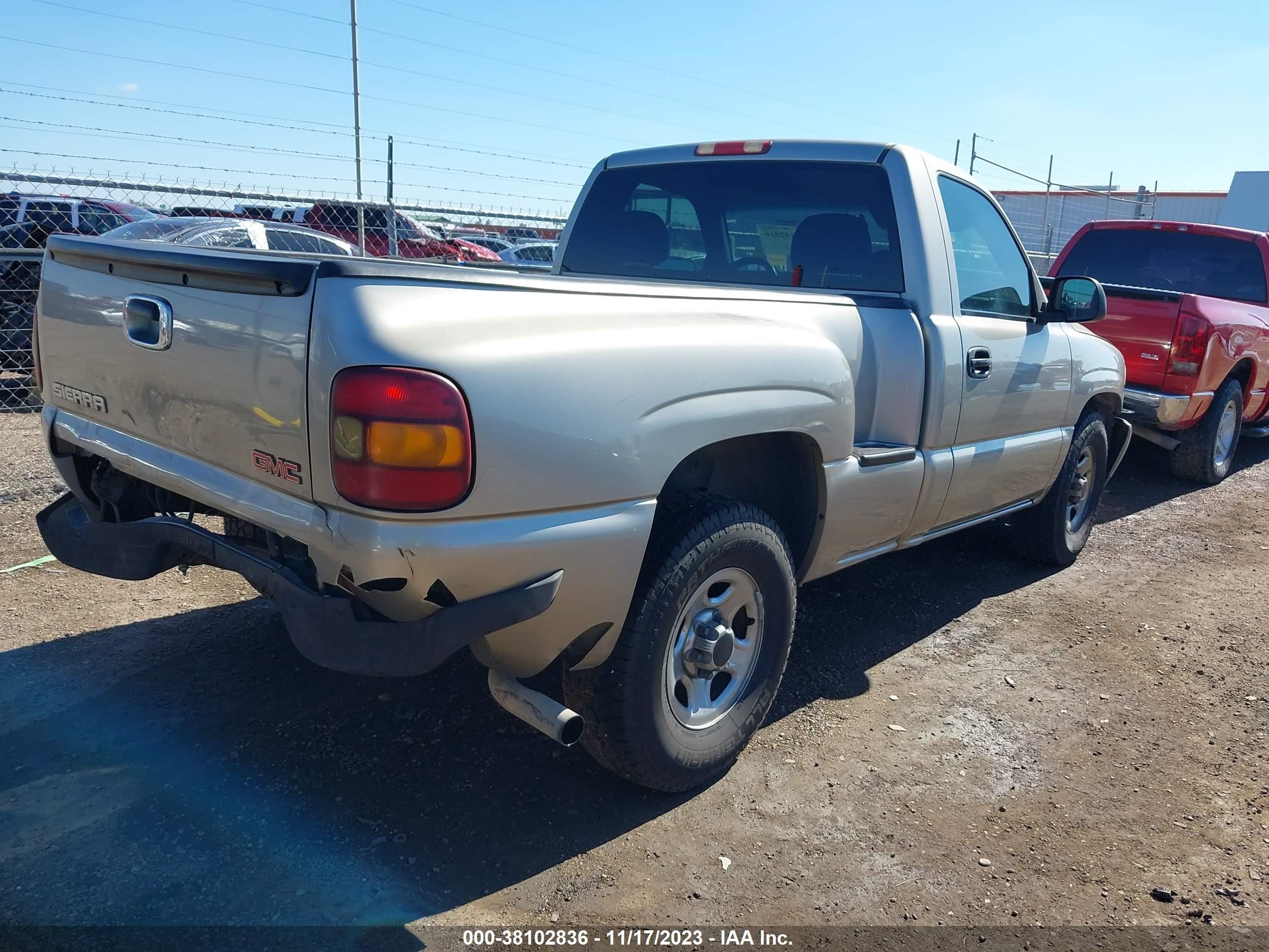 Photo 3 VIN: 1GTEC14WX2Z206748 - GMC SIERRA 