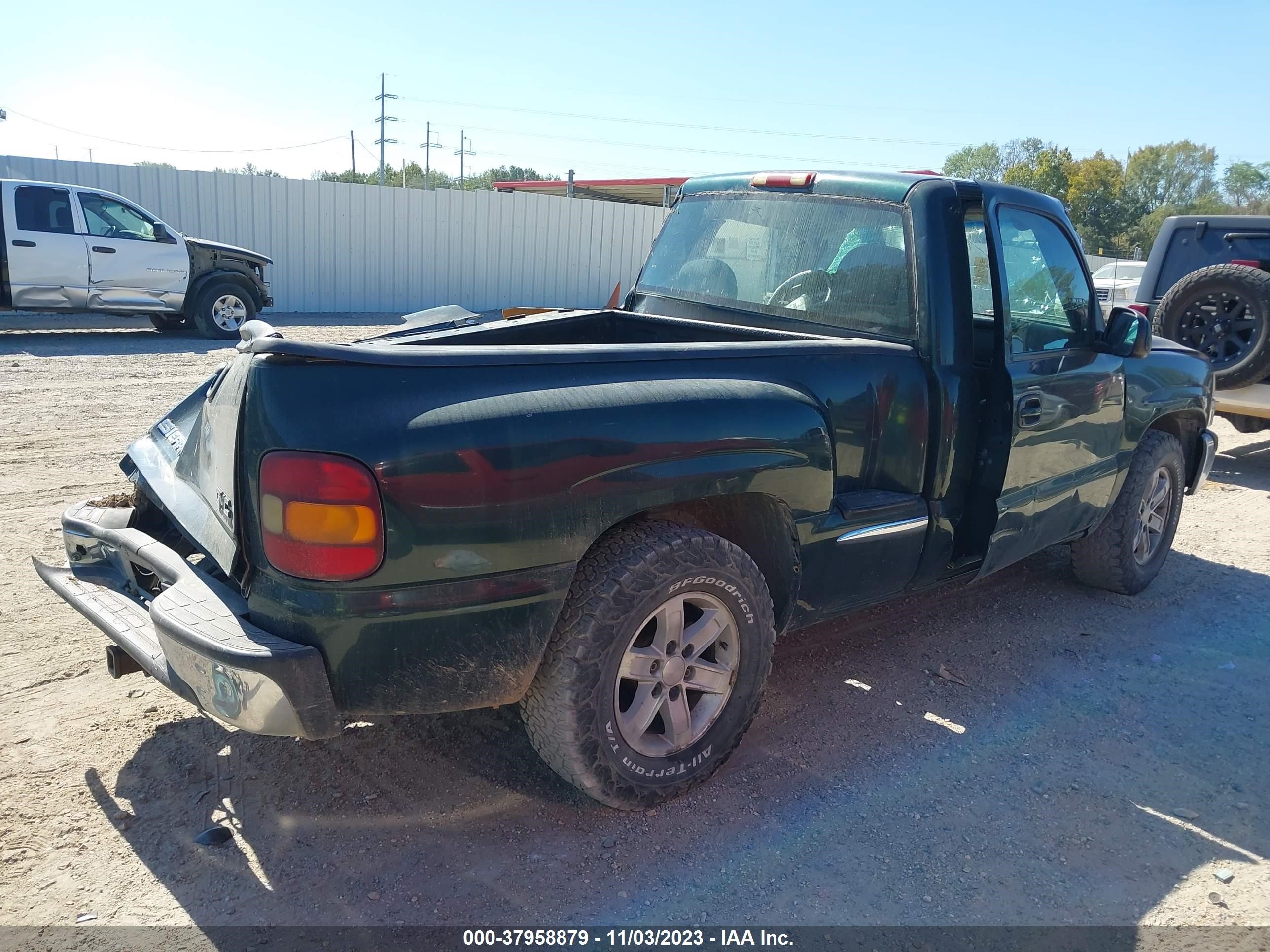 Photo 3 VIN: 1GTEC14WX2Z337937 - GMC SIERRA 